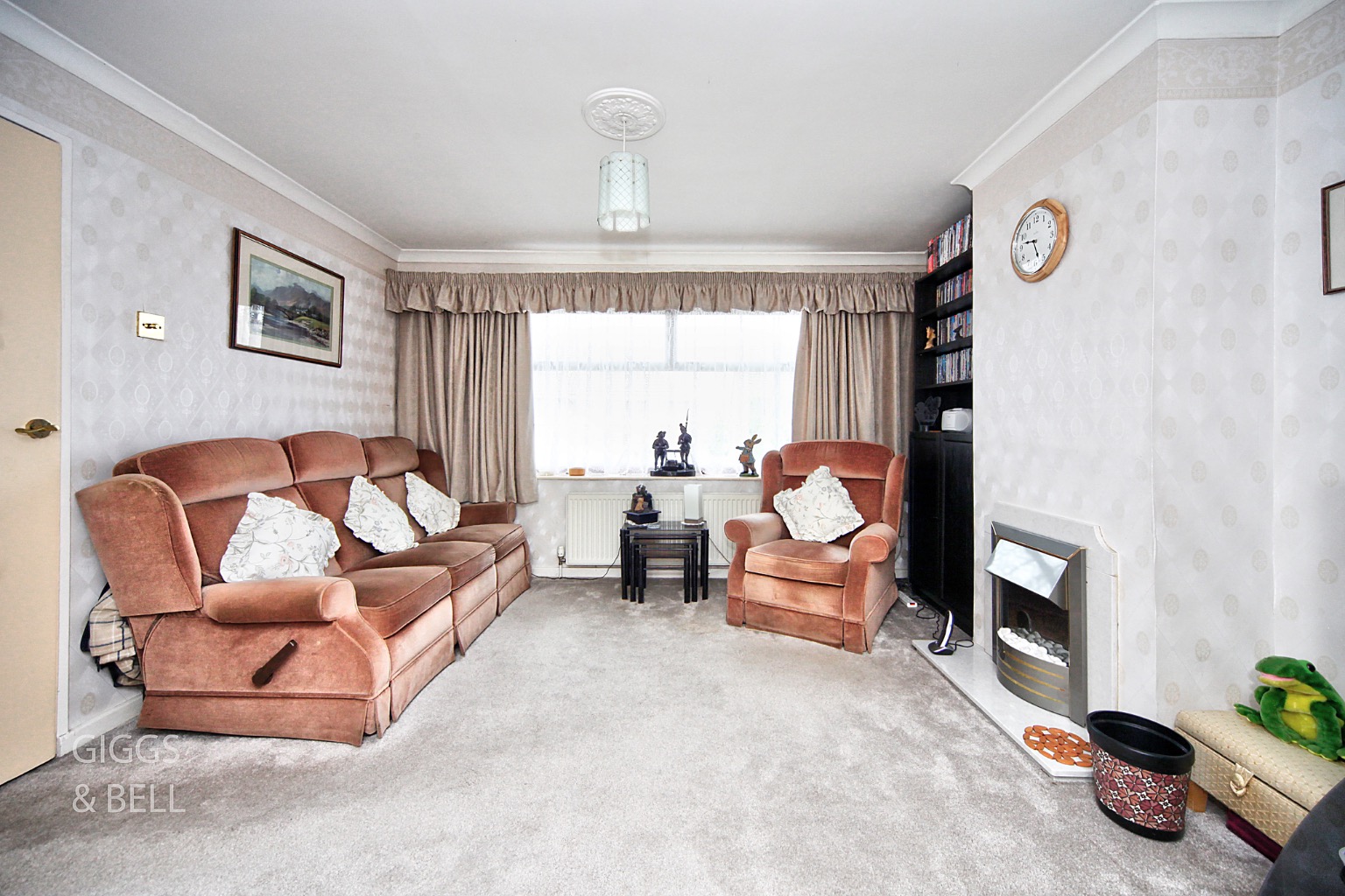 3 bed semi-detached house for sale in Pennine Avenue, Luton  - Property Image 2