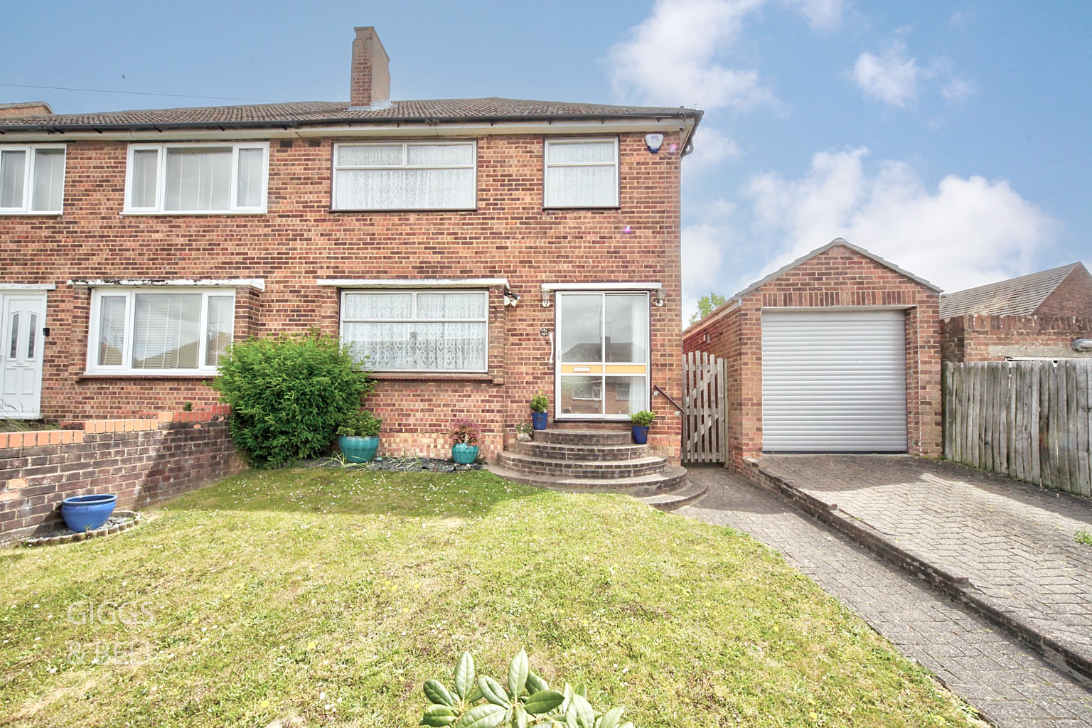 3 bed semi-detached house for sale in Pennine Avenue, Luton  - Property Image 1