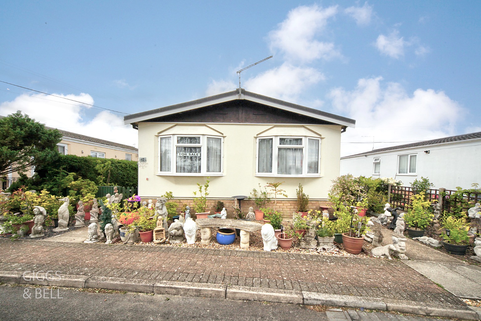 2 bed park home for sale in Little Meadow, Luton, LU1 