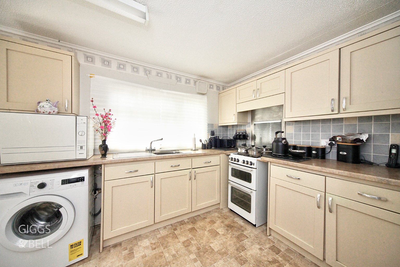 2 bed park home for sale in Little Meadow, Luton  - Property Image 5