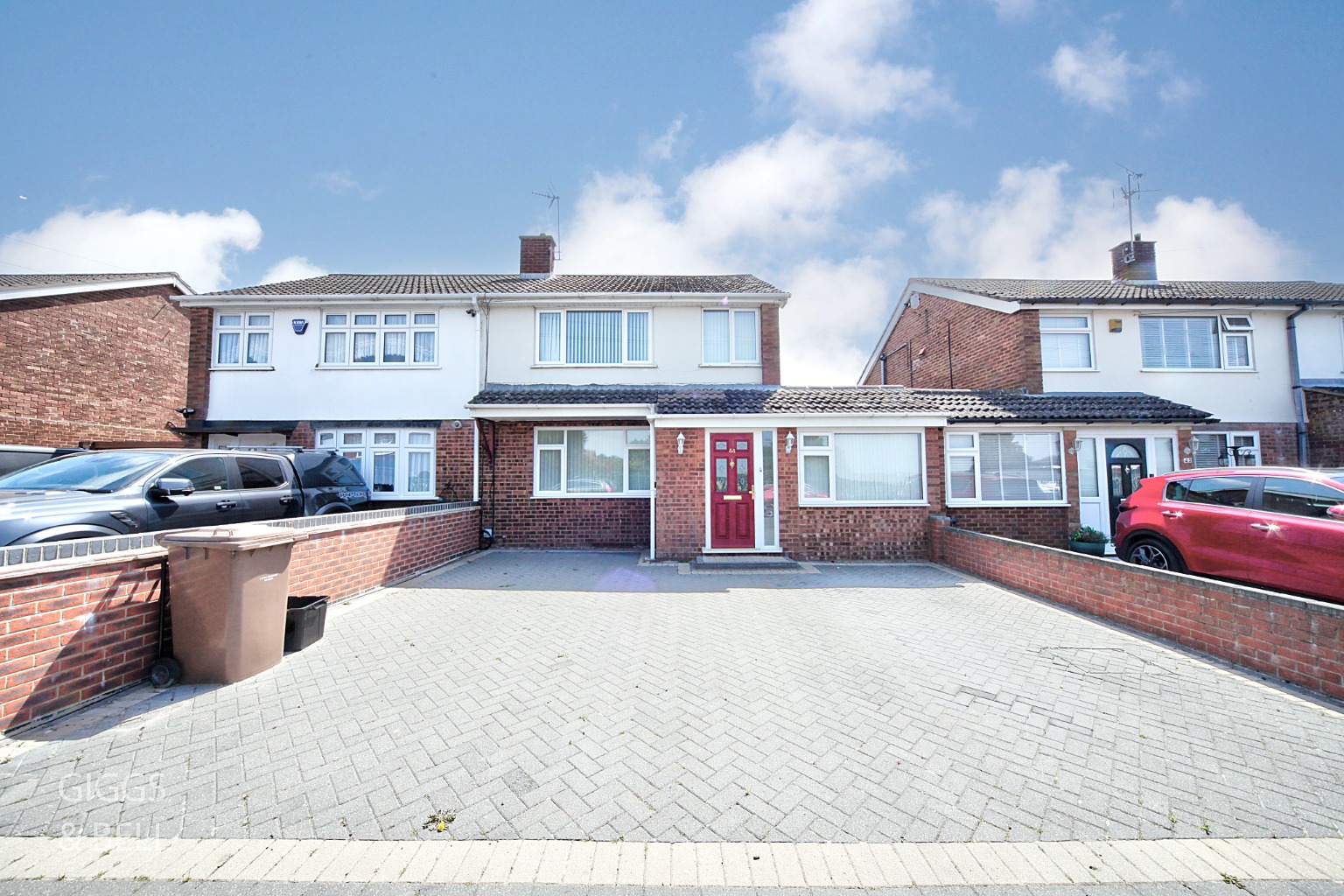 4 bed semi-detached house for sale in Kinross Crescent, Luton  - Property Image 1