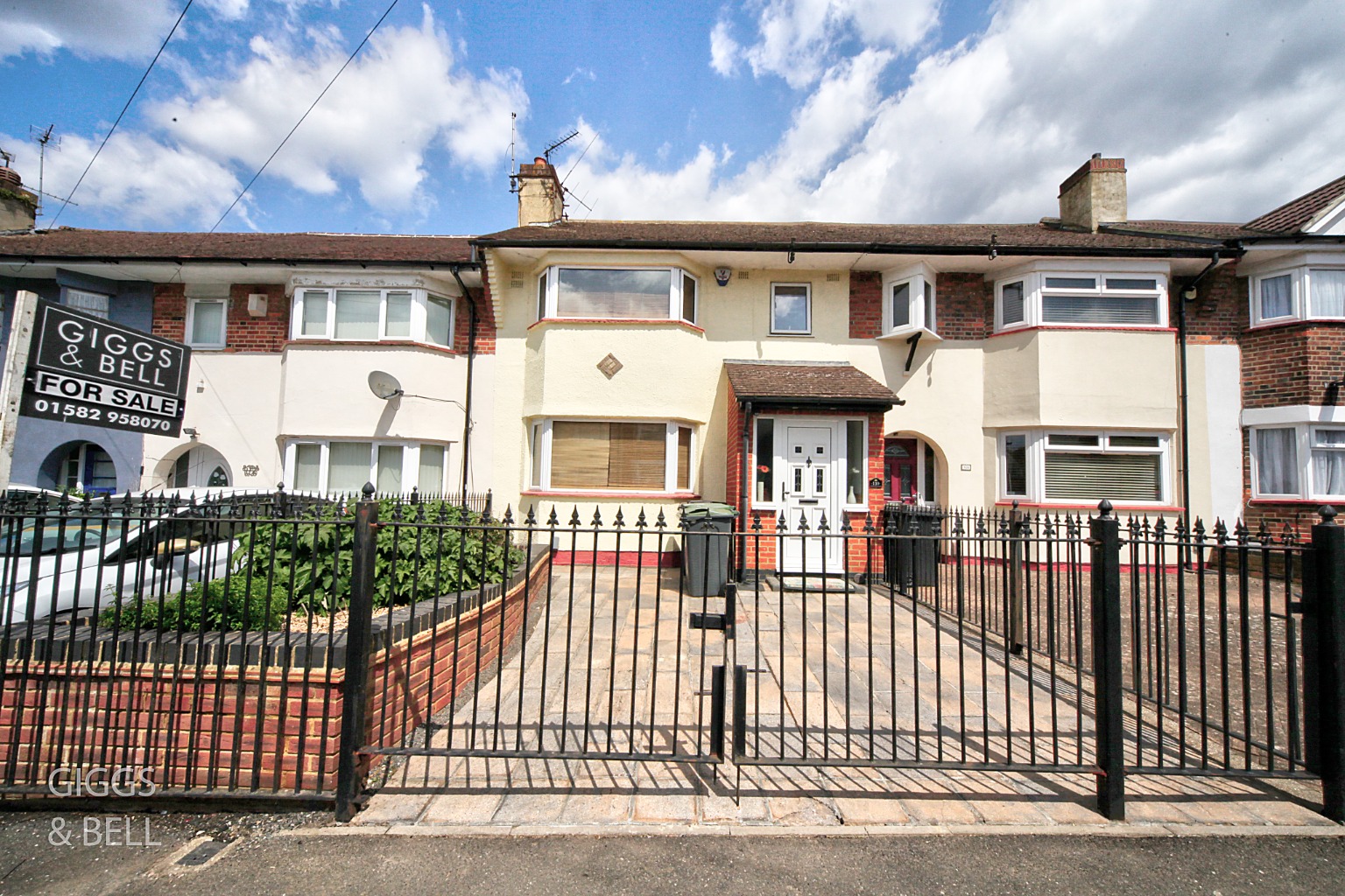 3 bed terraced house for sale in Wilsden Avenue, Luton - Property Image 1