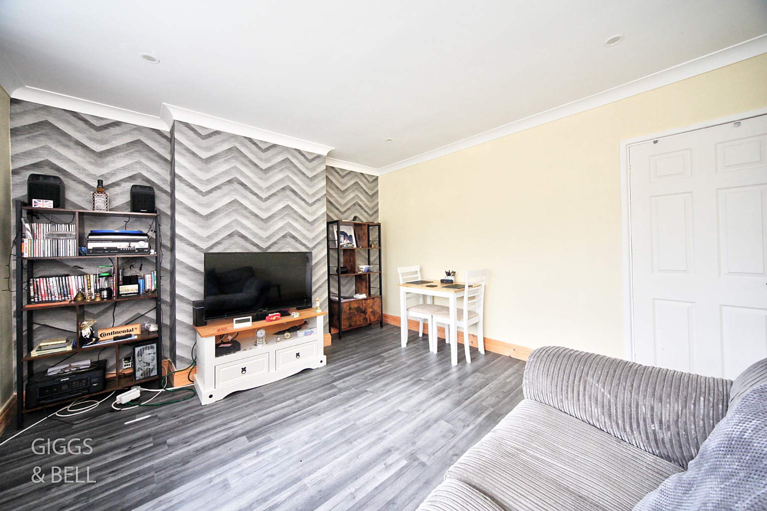 2 bed maisonette for sale in Fair Oak Drive, Luton 2
