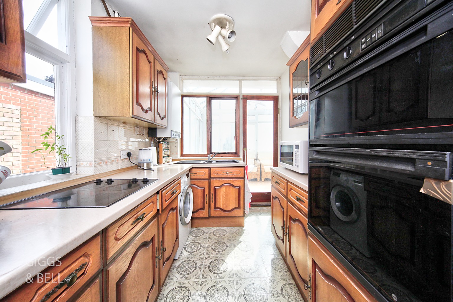 3 bed semi-detached house for sale in Marston Gardens, Luton  - Property Image 5