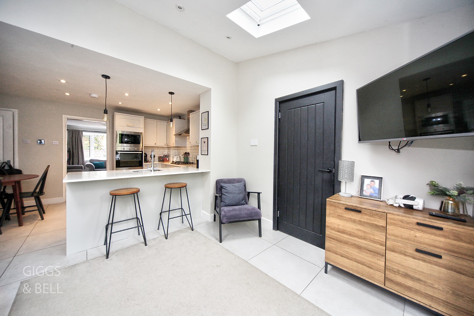 3 bed semi-detached house for sale in Troon Gardens, Luton 5