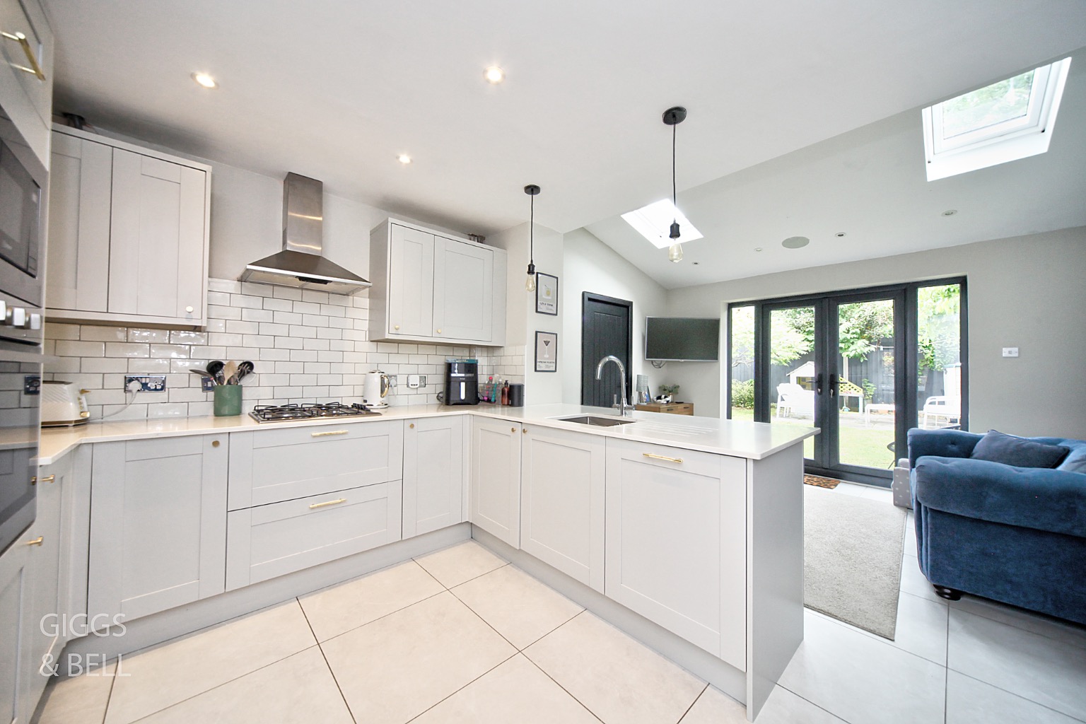 3 bed semi-detached house for sale in Troon Gardens, Luton 4