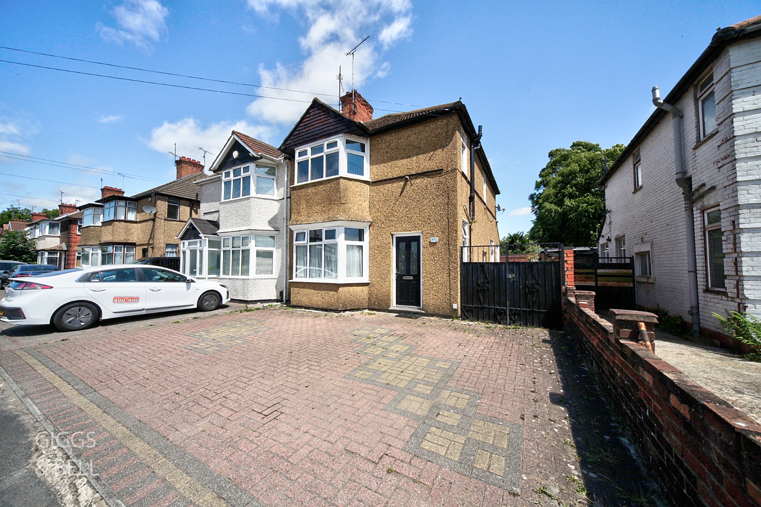 3 bed semi-detached house for sale in Leagrave Road, Luton  - Property Image 1