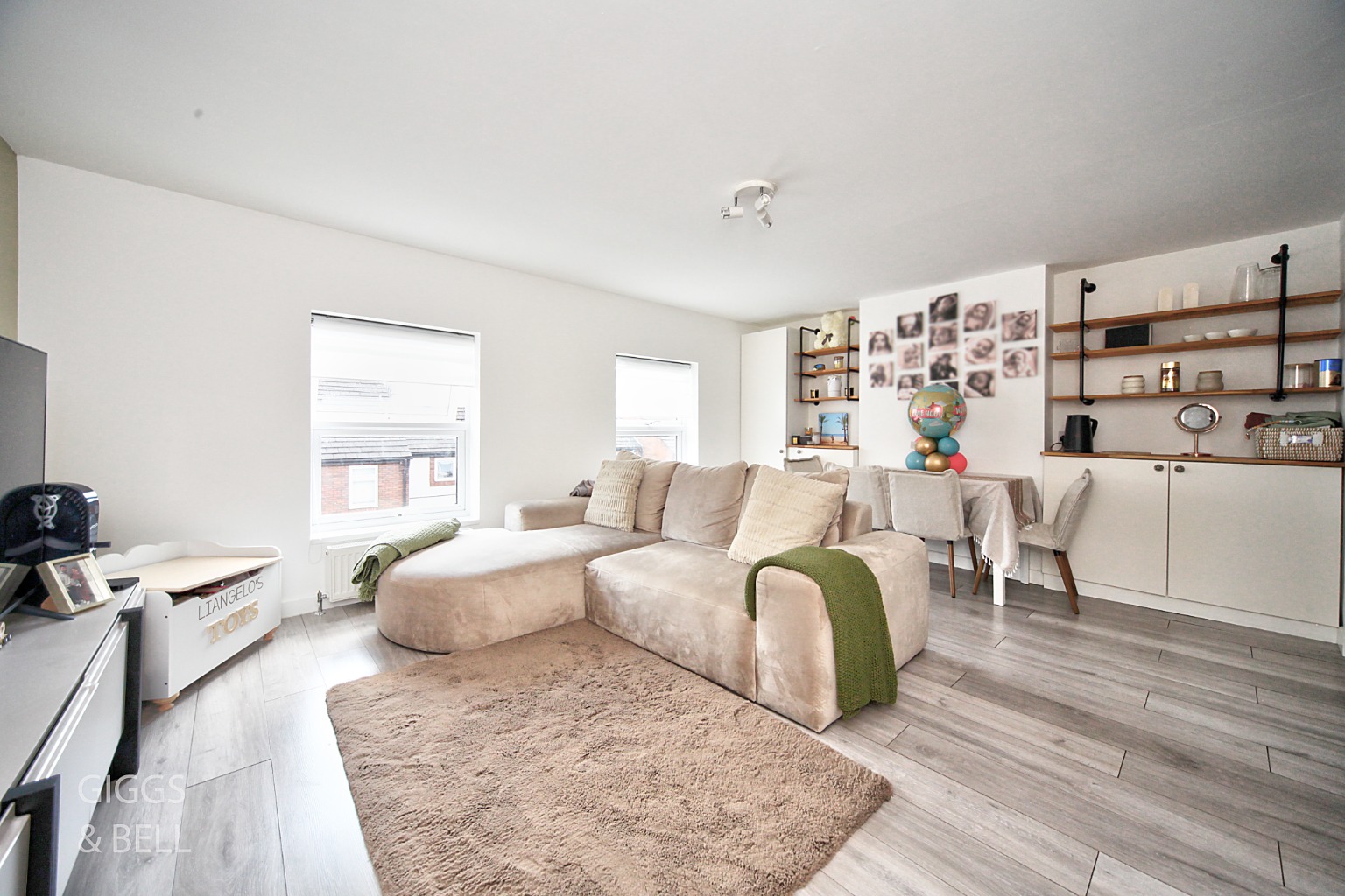 2 bed flat for sale in Salisbury Road, Luton  - Property Image 2