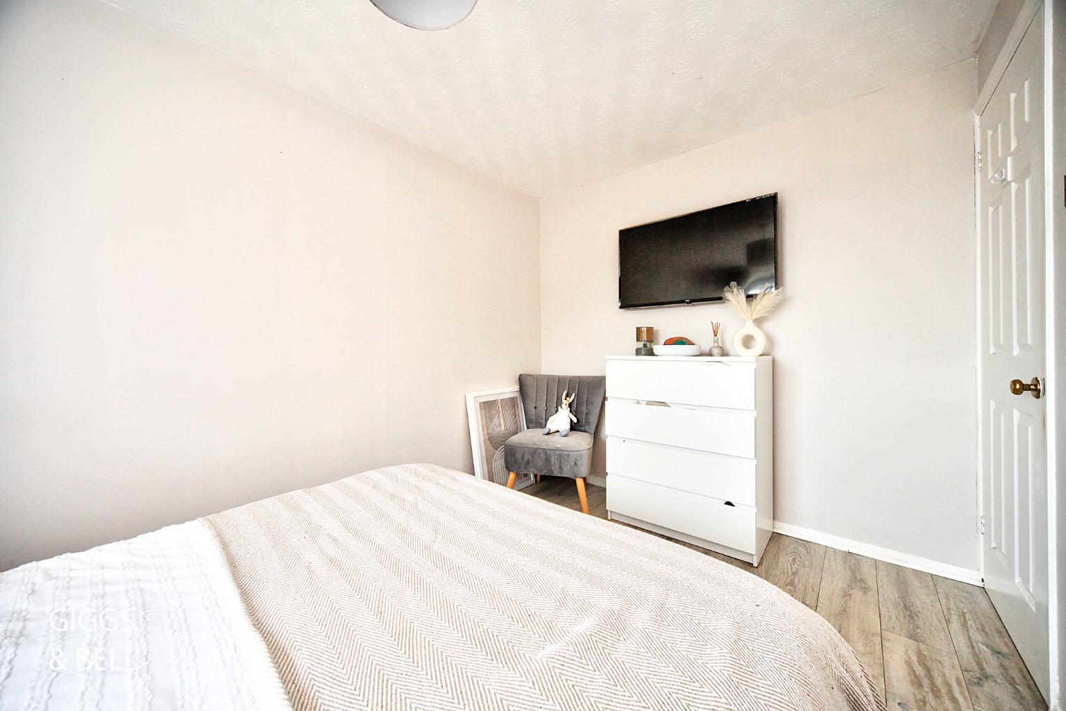 3 bed end of terrace house for sale in Claverley Green, Luton 9