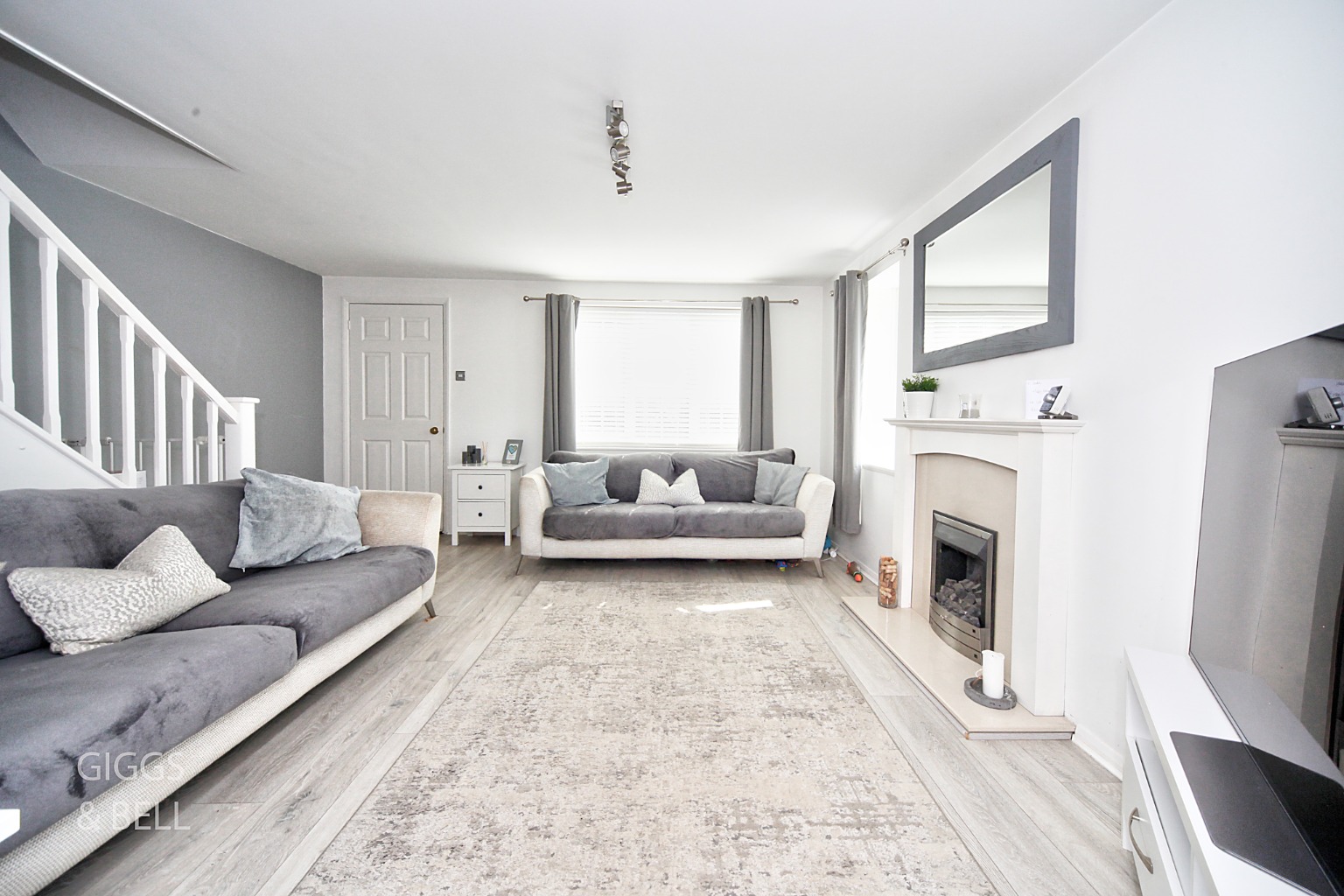 3 bed end of terrace house for sale in Claverley Green, Luton 3