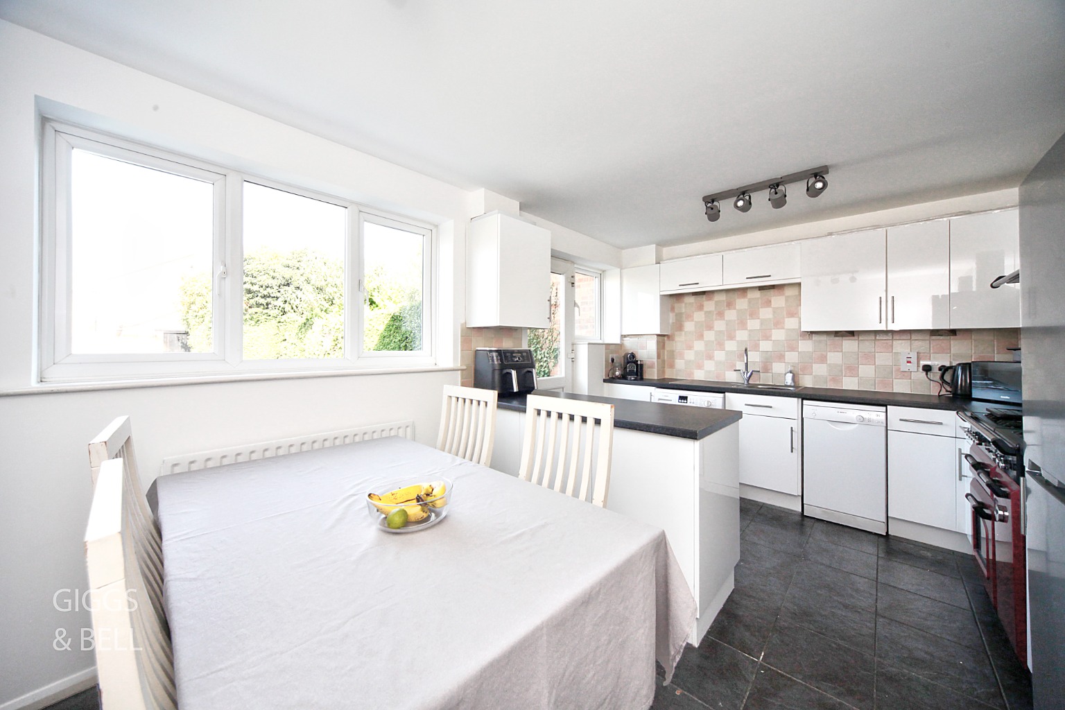 3 bed end of terrace house for sale in Claverley Green, Luton 4