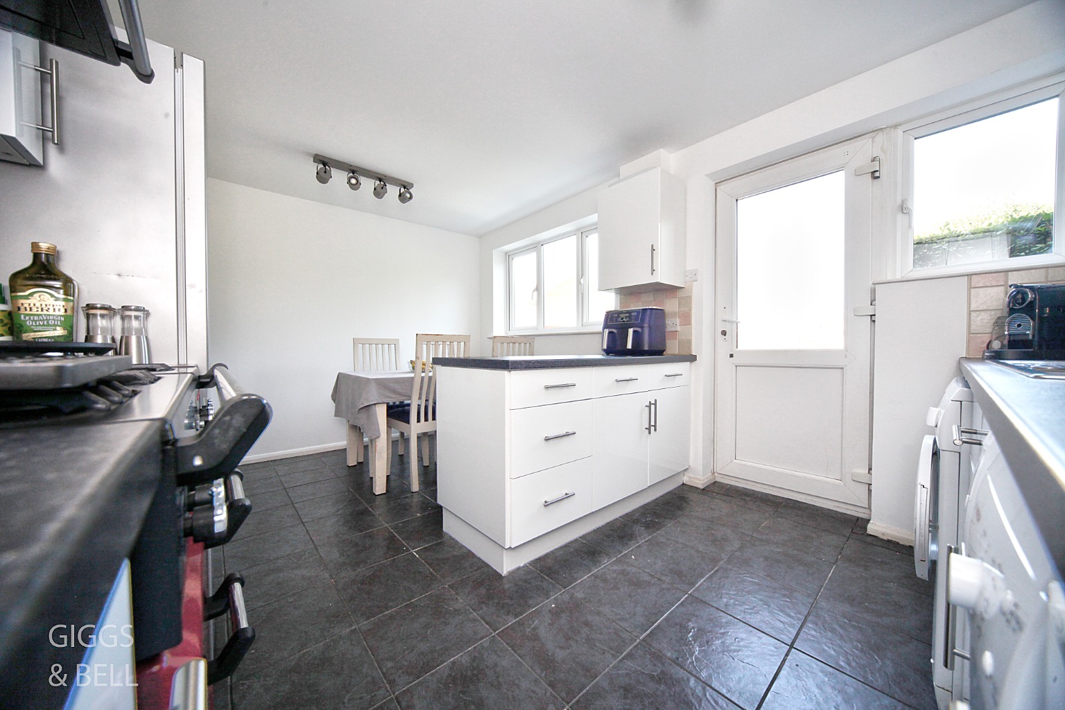 3 bed end of terrace house for sale in Claverley Green, Luton  - Property Image 8