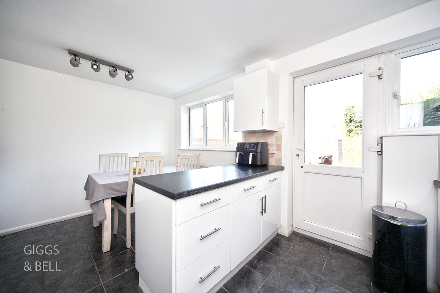 3 bed end of terrace house for sale in Claverley Green, Luton 6