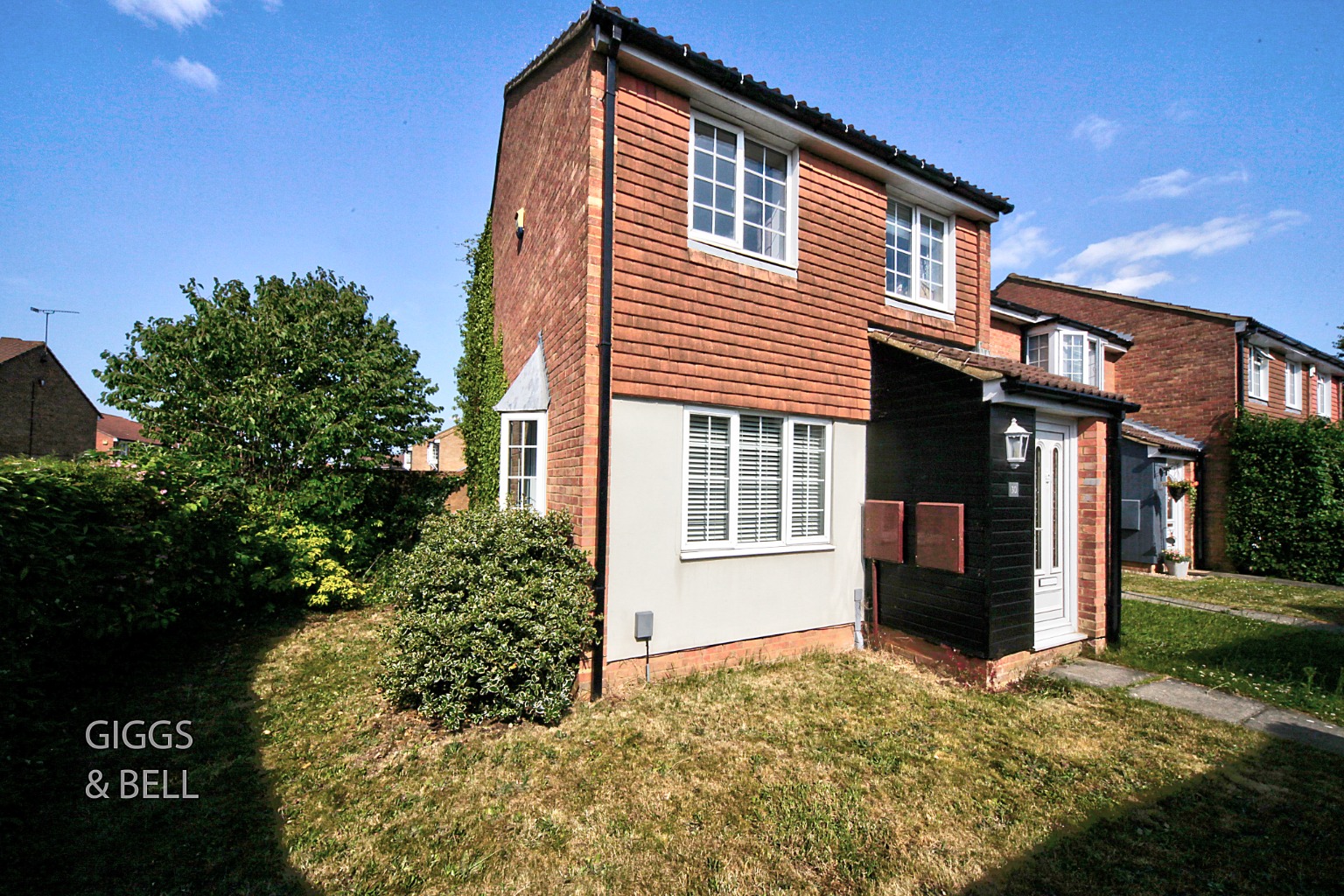 3 bed end of terrace house for sale in Claverley Green, Luton 1