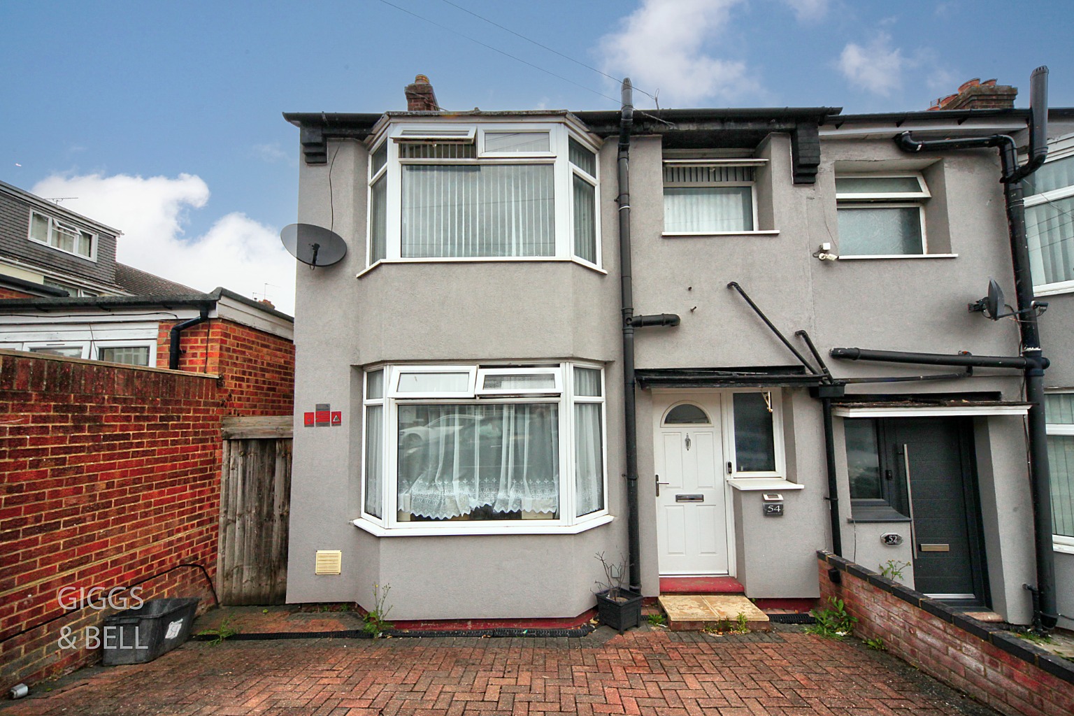 3 bed end of terrace house for sale in Bradley Road, Luton, LU4 
