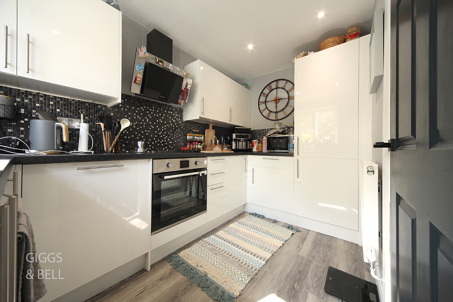 3 bed town house for sale in Deanes Close, Luton 4