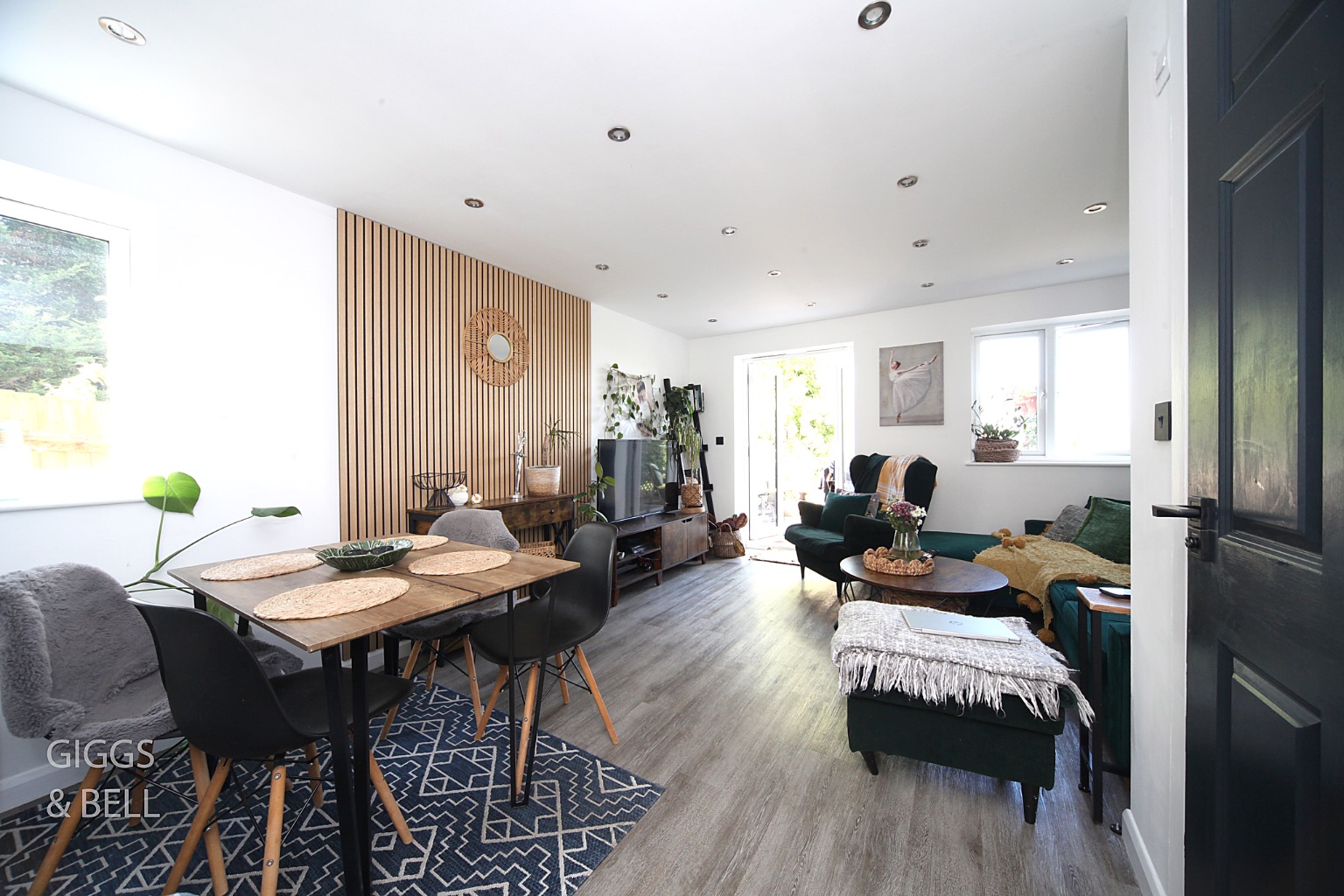 3 bed town house for sale in Deanes Close, Luton 2