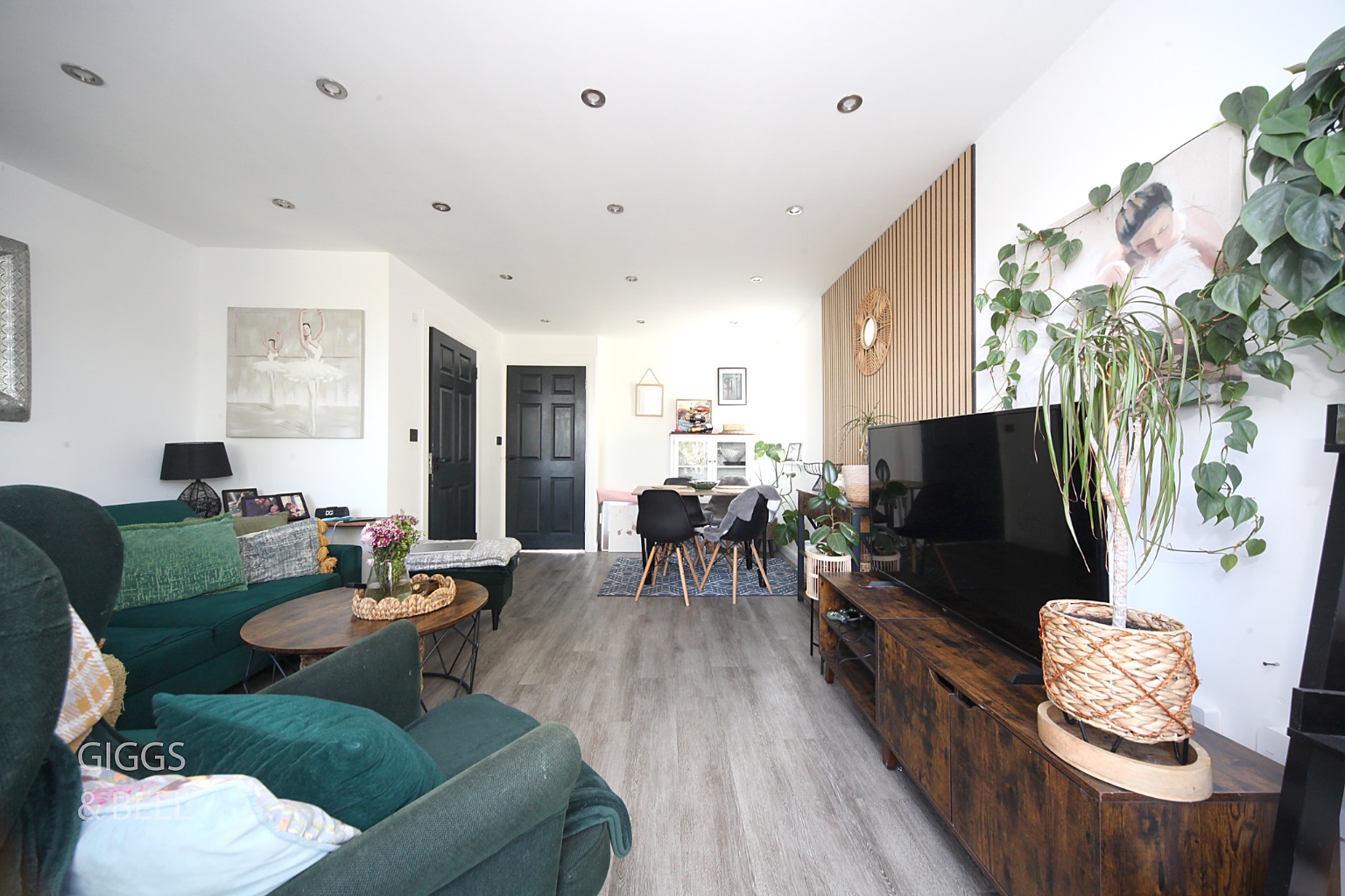 3 bed town house for sale in Deanes Close, Luton 1