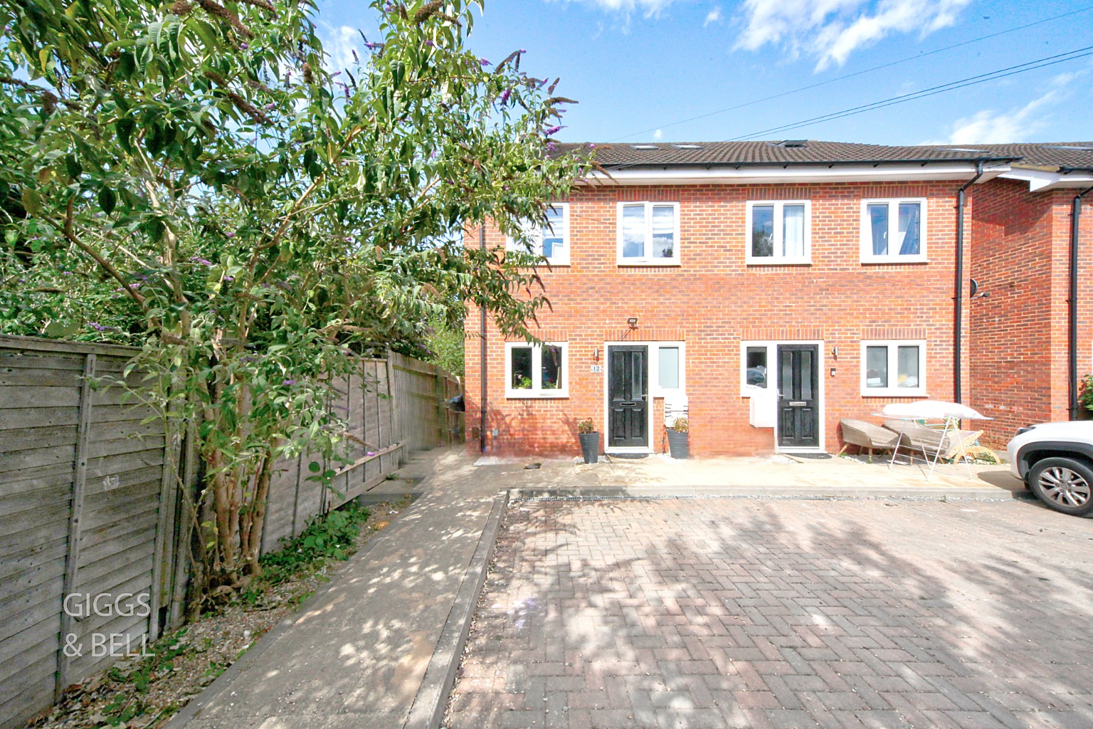 3 bed town house for sale in Deanes Close, Luton, LU1 