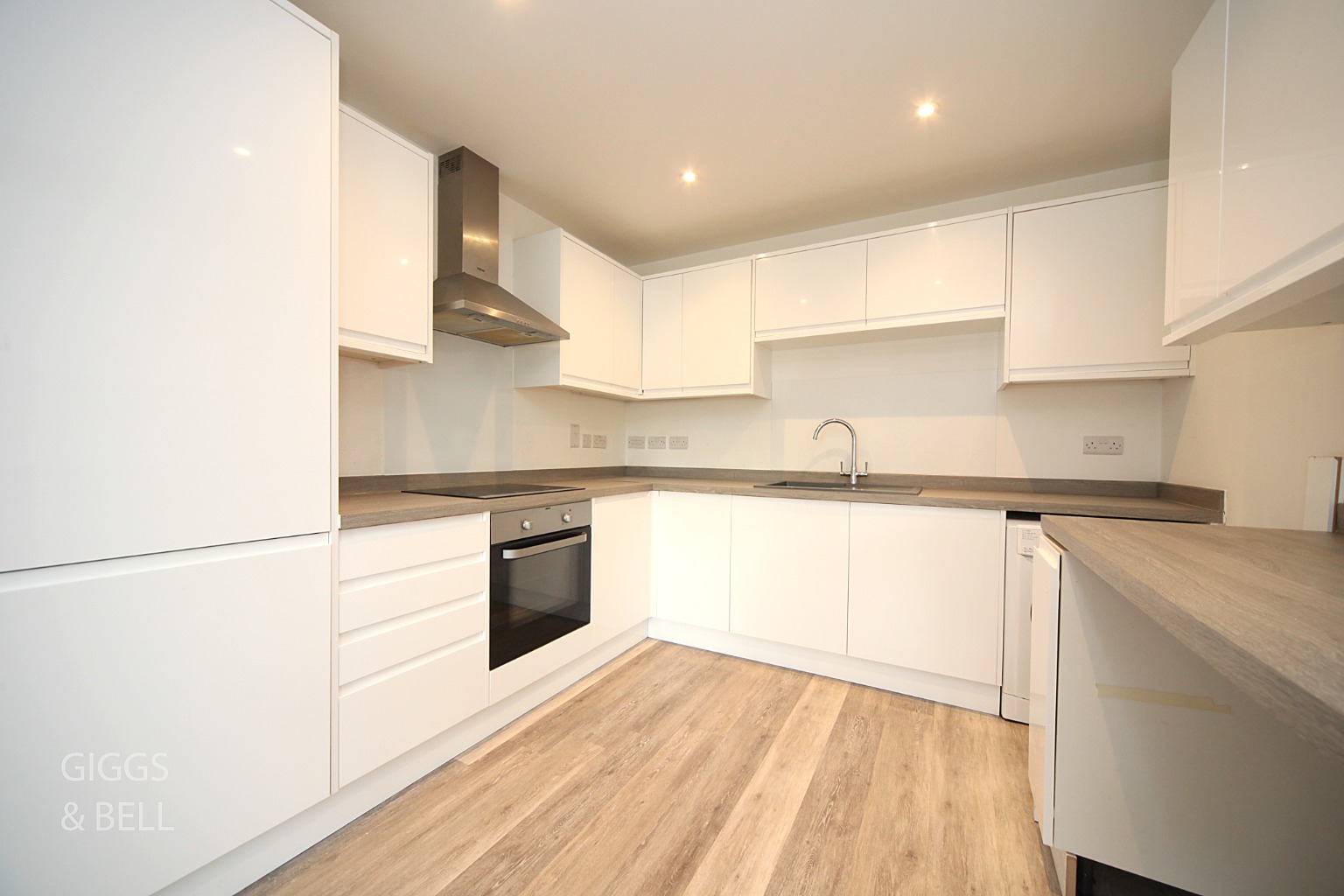 2 bed flat for sale in Ridgway Road, Luton 5