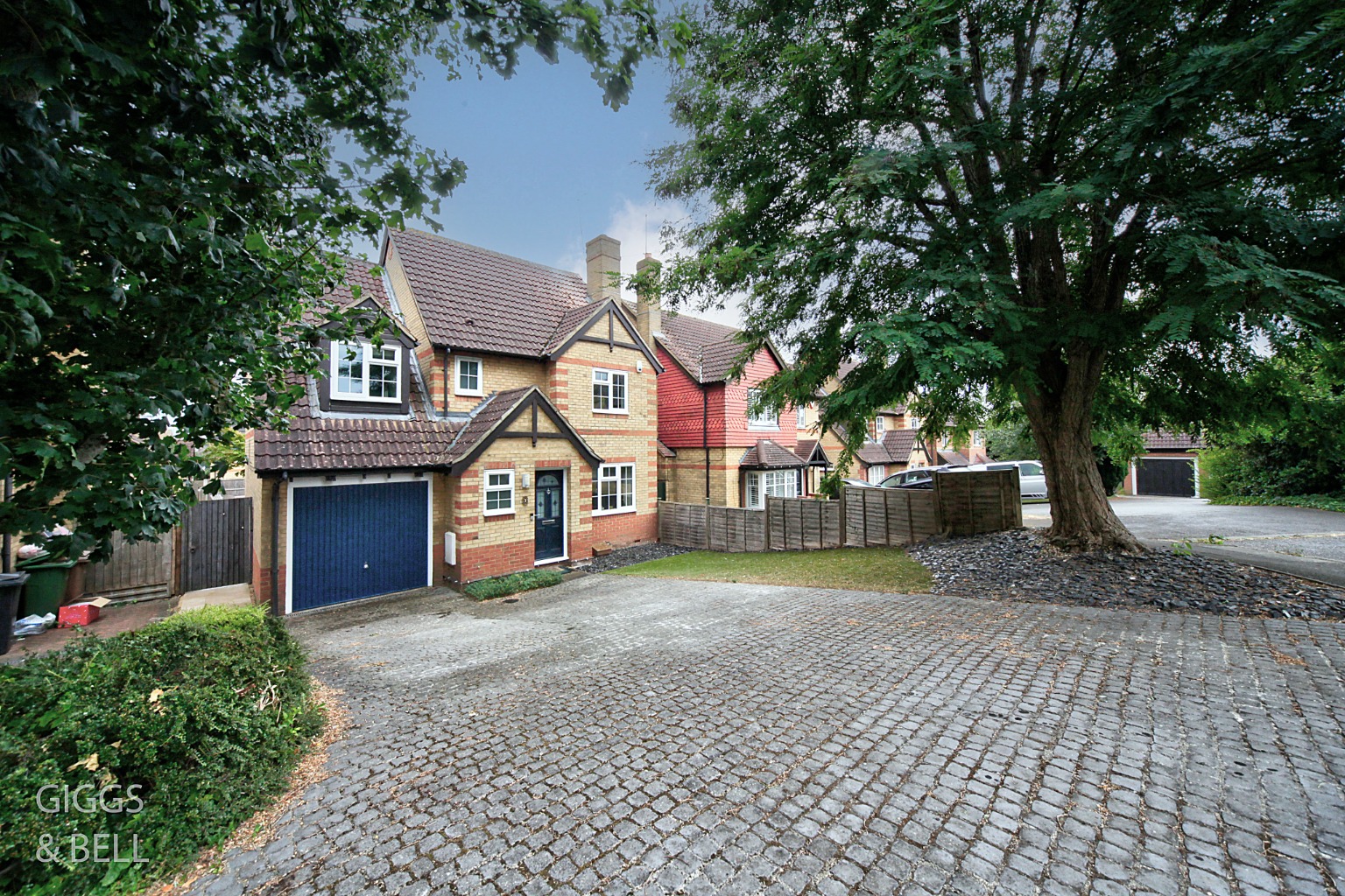 4 bed detached house for sale in Rackham Drive, Luton  - Property Image 2