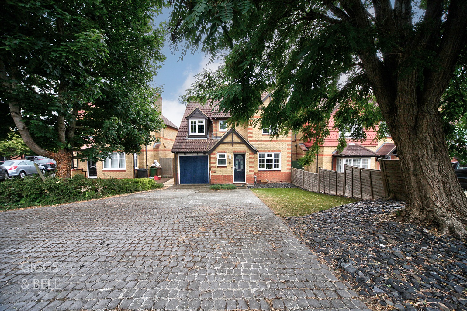 4 bed detached house for sale in Rackham Drive, Luton, LU3 