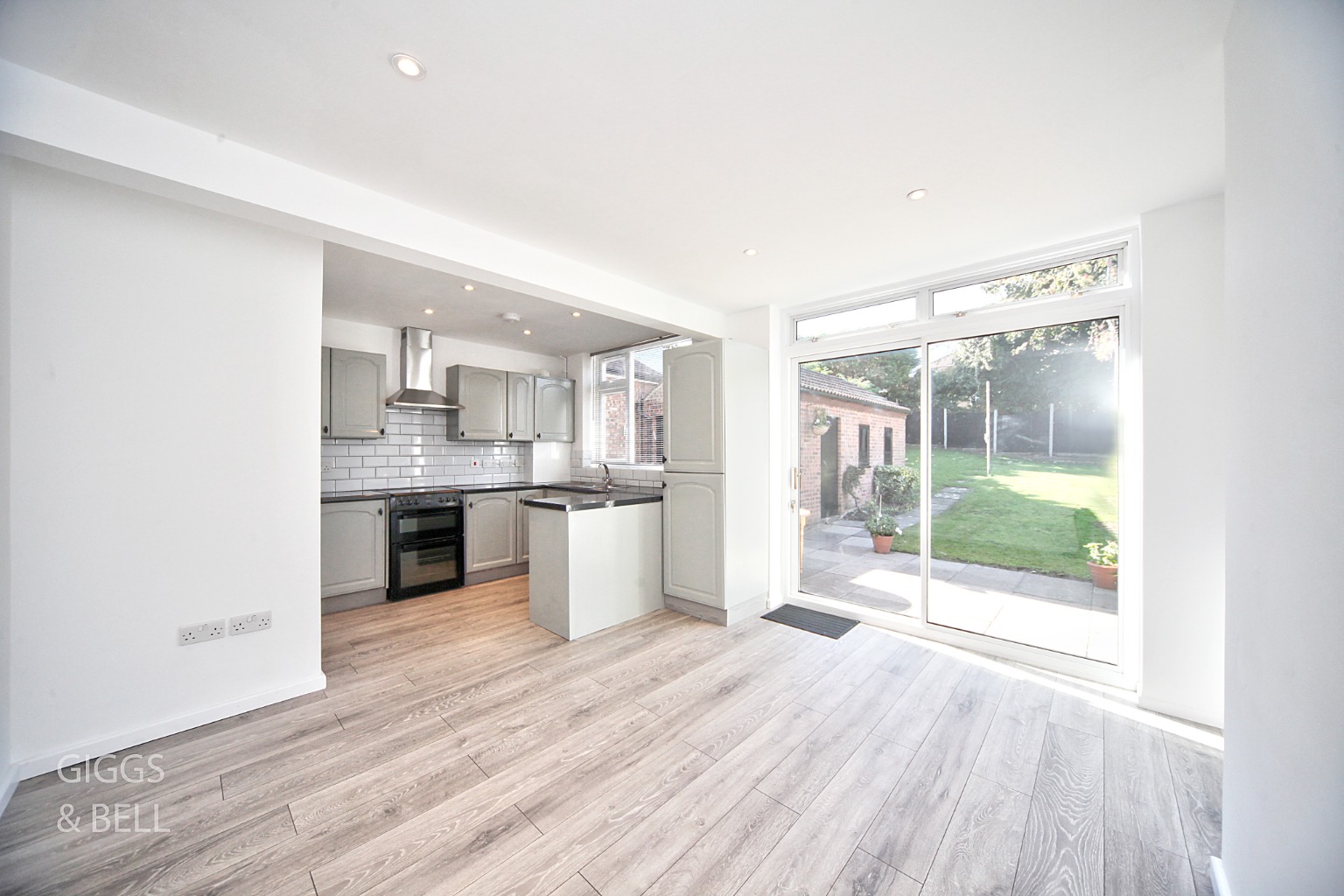 3 bed semi-detached house for sale in Hillary Crescent, Luton  - Property Image 8