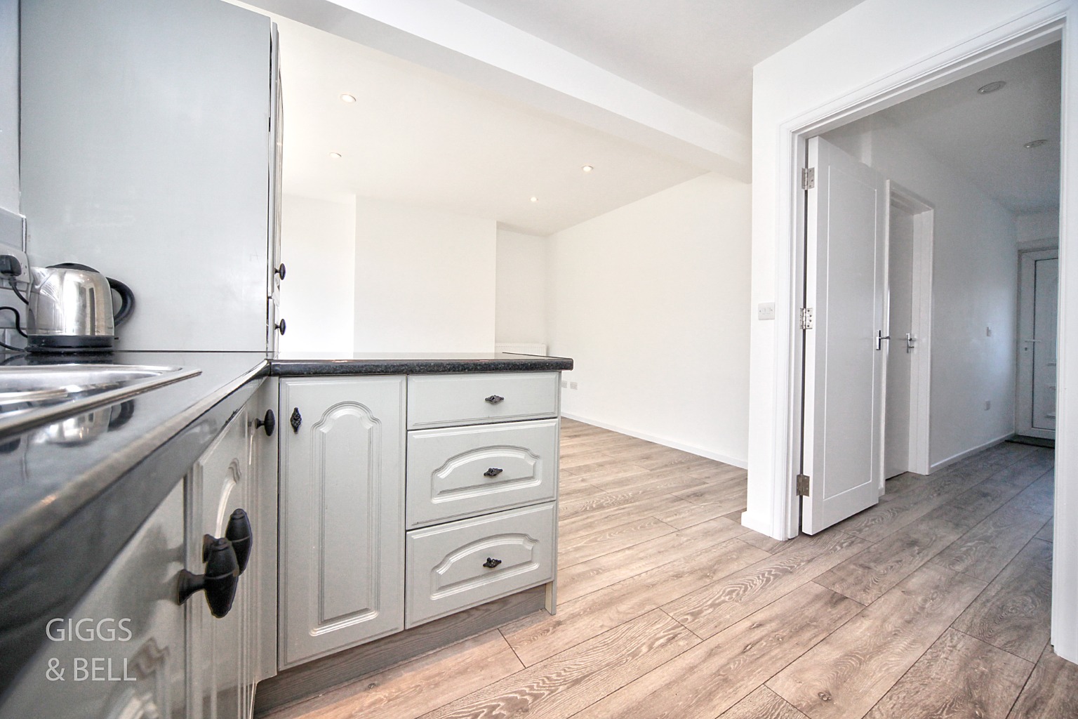 3 bed semi-detached house for sale in Hillary Crescent, Luton  - Property Image 5