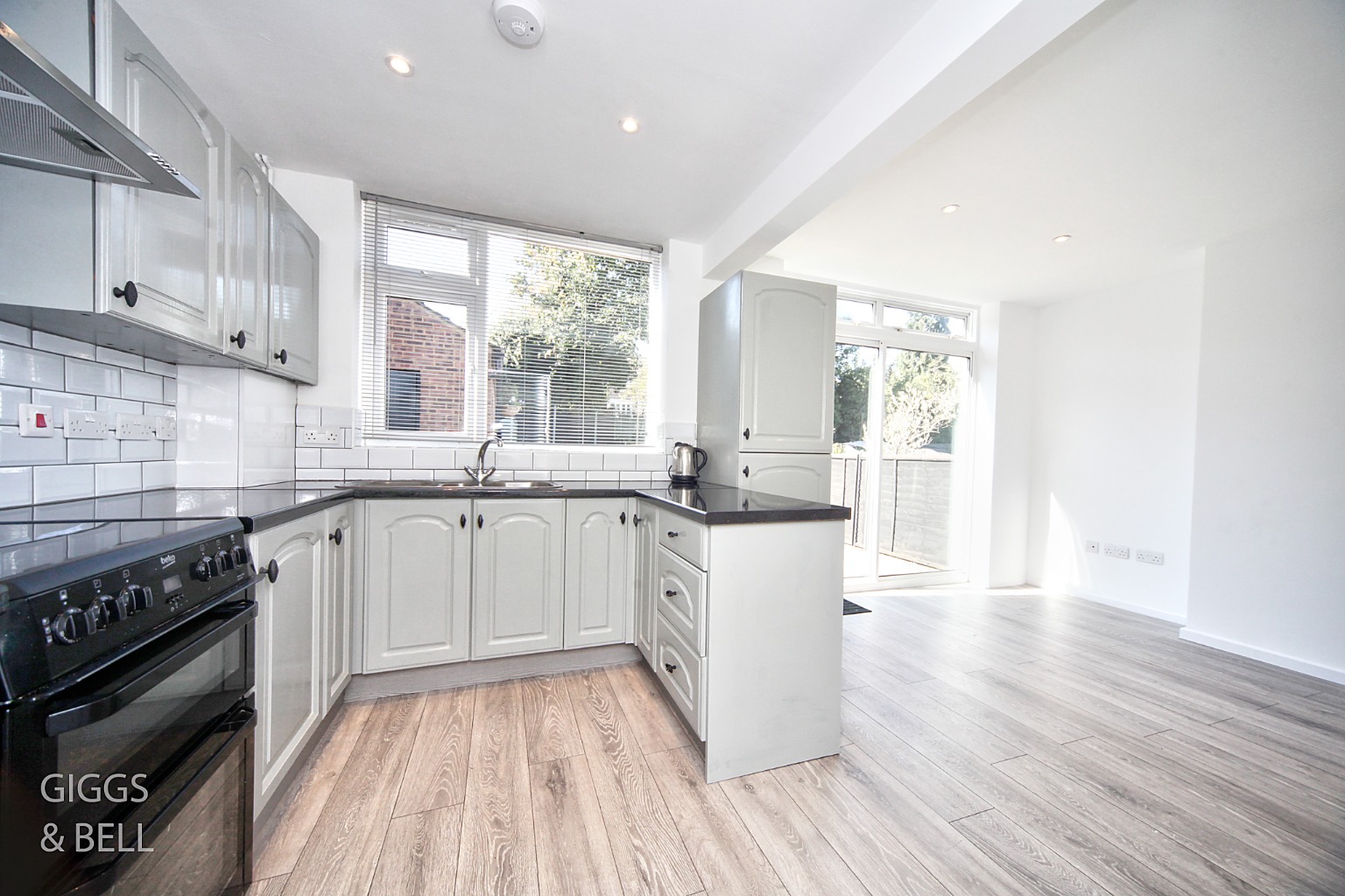 3 bed semi-detached house for sale in Hillary Crescent, Luton  - Property Image 6