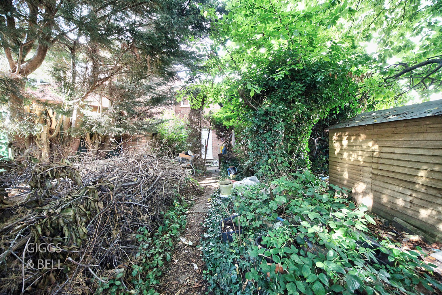 3 bed end of terrace house for sale in Wolston Close, Luton 4