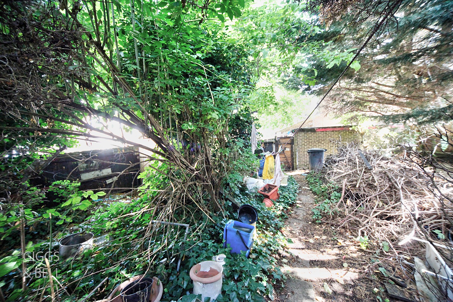 3 bed end of terrace house for sale in Wolston Close, Luton 3