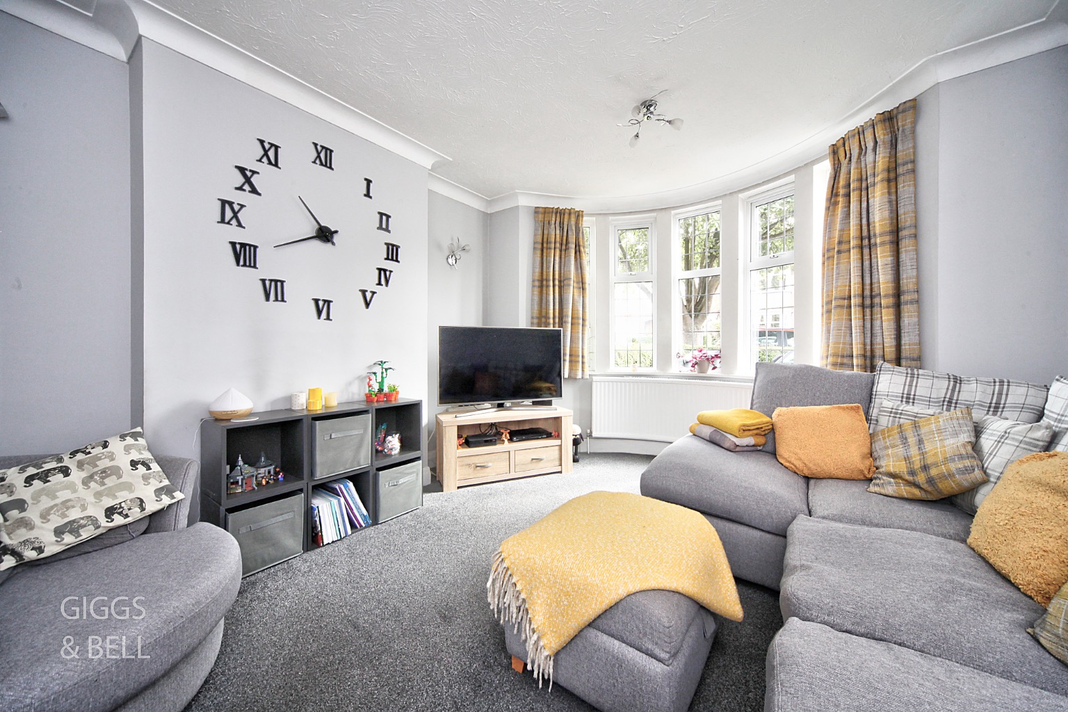 5 bed semi-detached house for sale in Wychwood Avenue, Luton  - Property Image 3