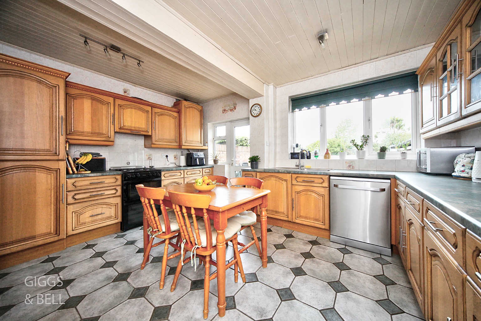 5 bed semi-detached house for sale in Wychwood Avenue, Luton  - Property Image 6