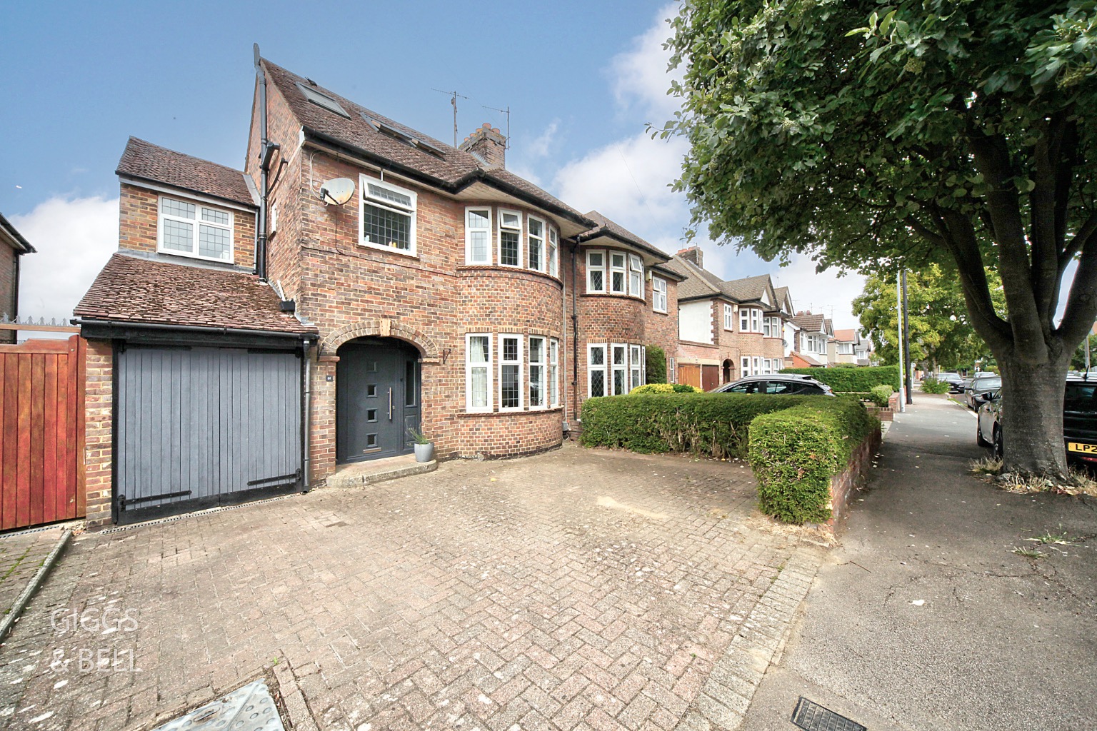 5 bed semi-detached house for sale in Wychwood Avenue, Luton  - Property Image 2