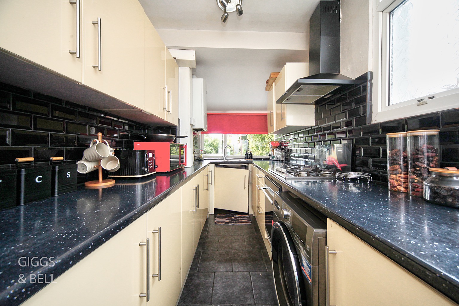3 bed end of terrace house for sale in Nunnery Lane, Luton 4