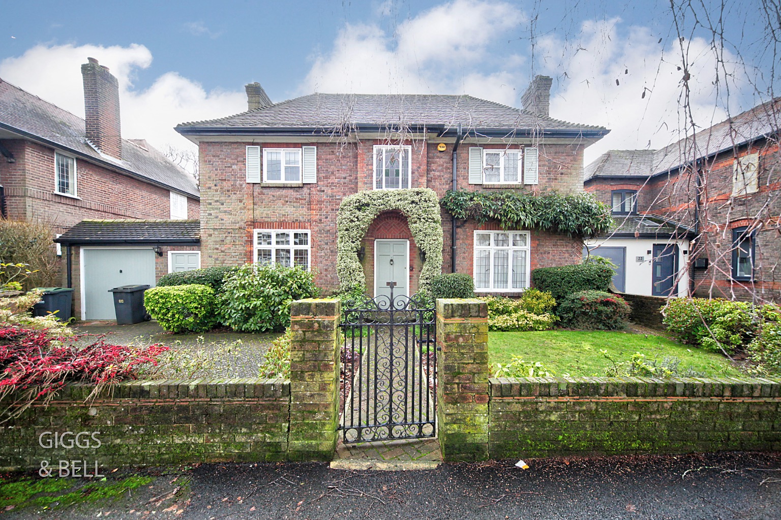 3 bed detached house for sale in Whitehill Avenue, Luton  - Property Image 1