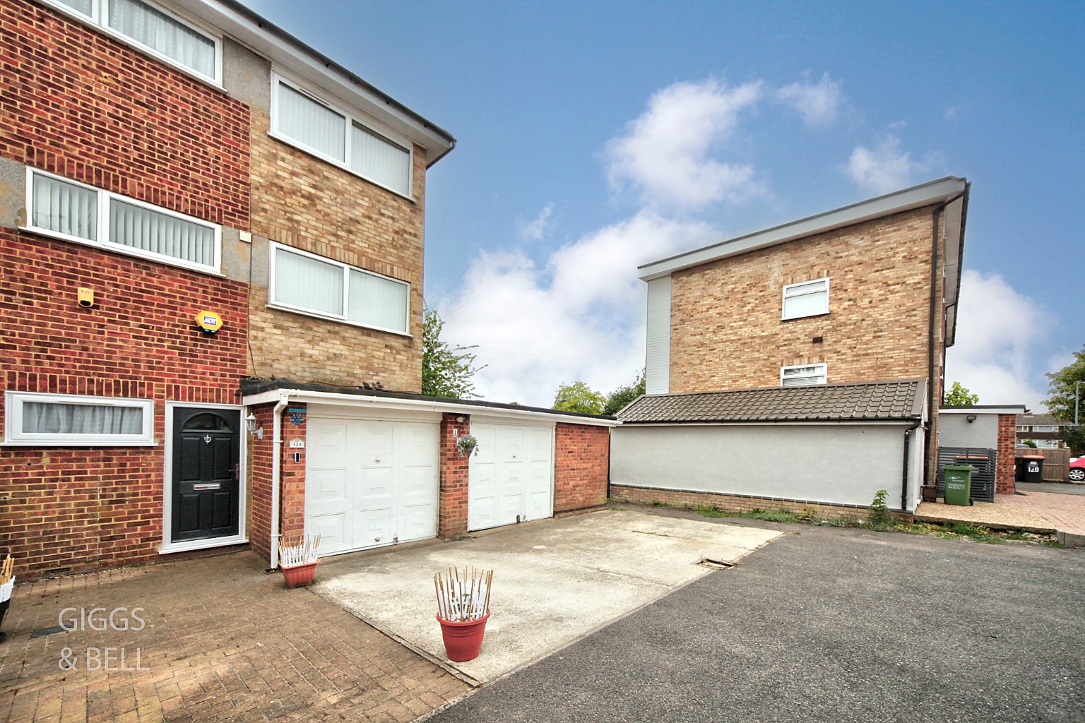 3 bed town house for sale in St Michaels Avenue, Dunstable - Property Image 1