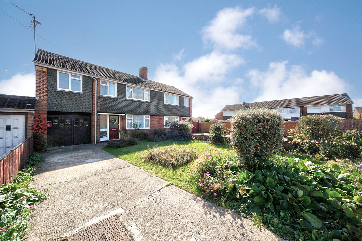 4 bed semi-detached house for sale in Galston Road, Luton  - Property Image 1