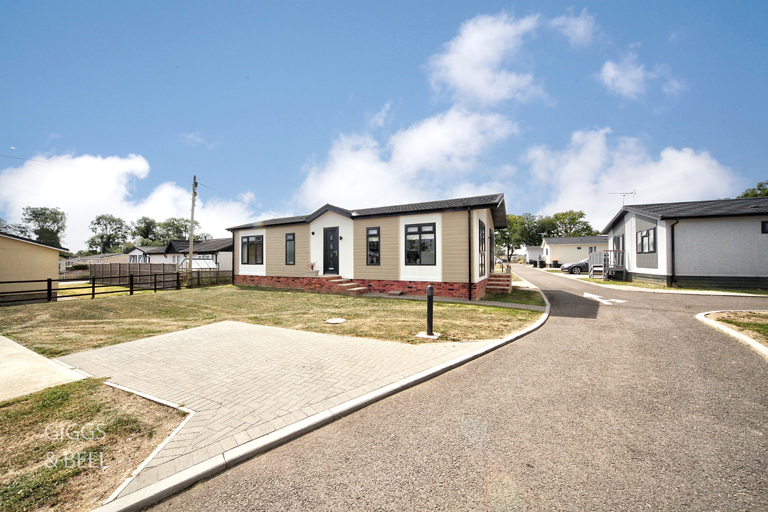 2 bed park home for sale in Little Meadow, Luton, LU1 