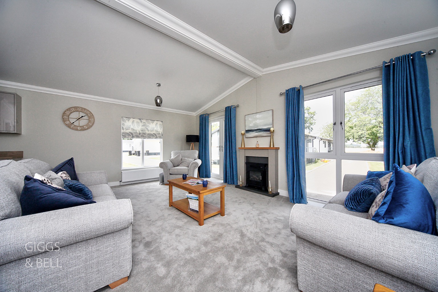 2 bed park home for sale in Little Meadow, Luton 4