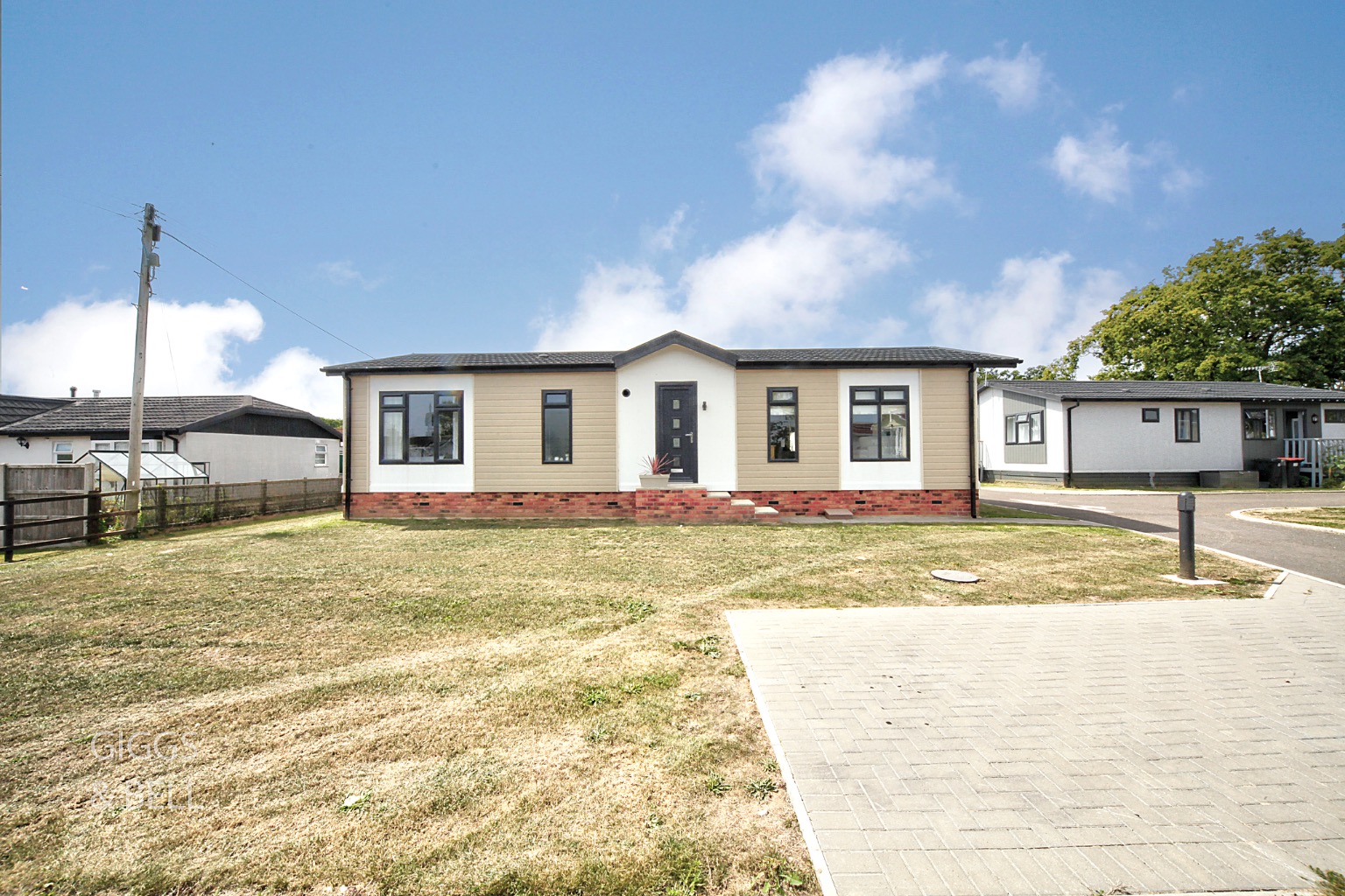 2 bed park home for sale in Little Meadow, Luton  - Property Image 2