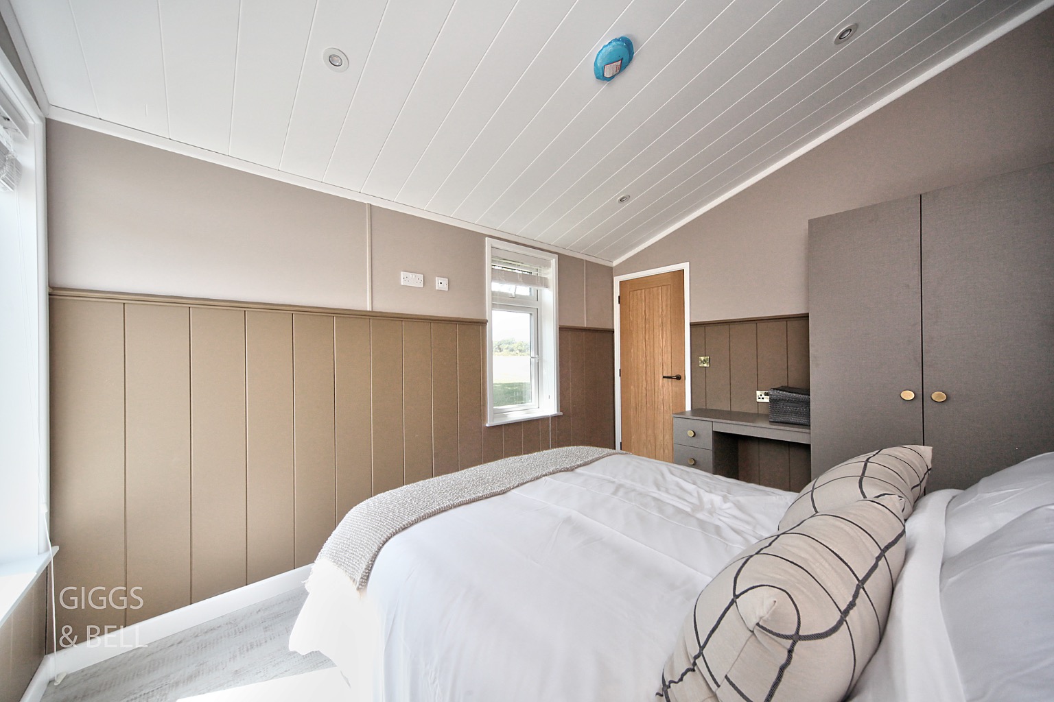 2 bed park home for sale in Little Meadow, Luton 13