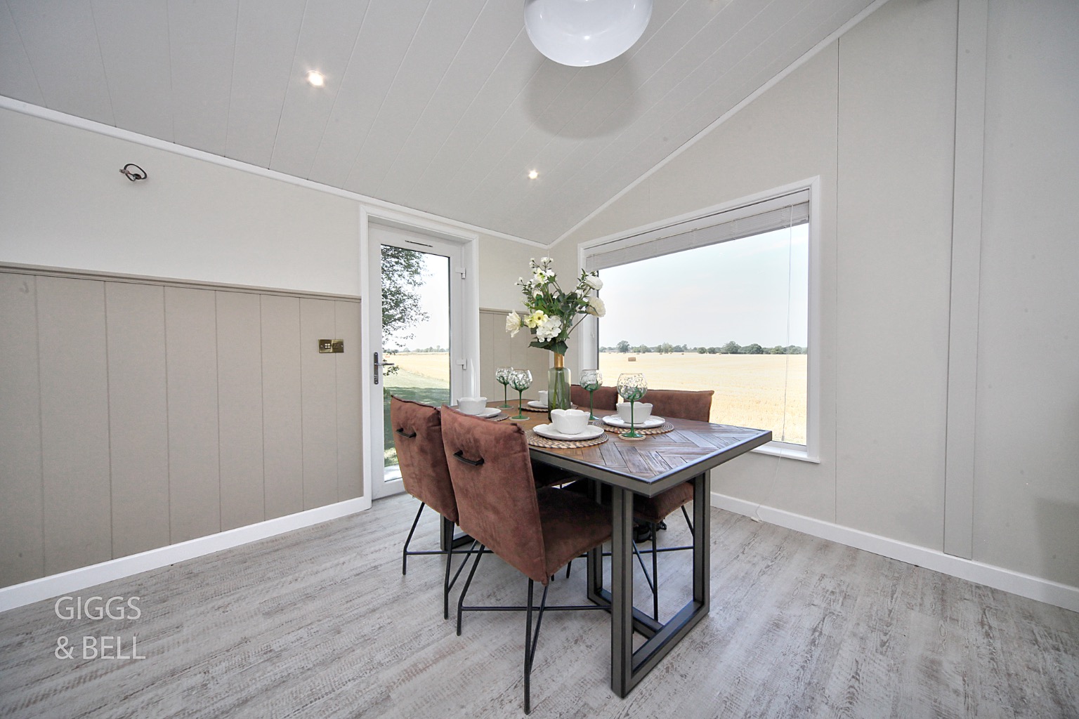 2 bed park home for sale in Little Meadow, Luton  - Property Image 10