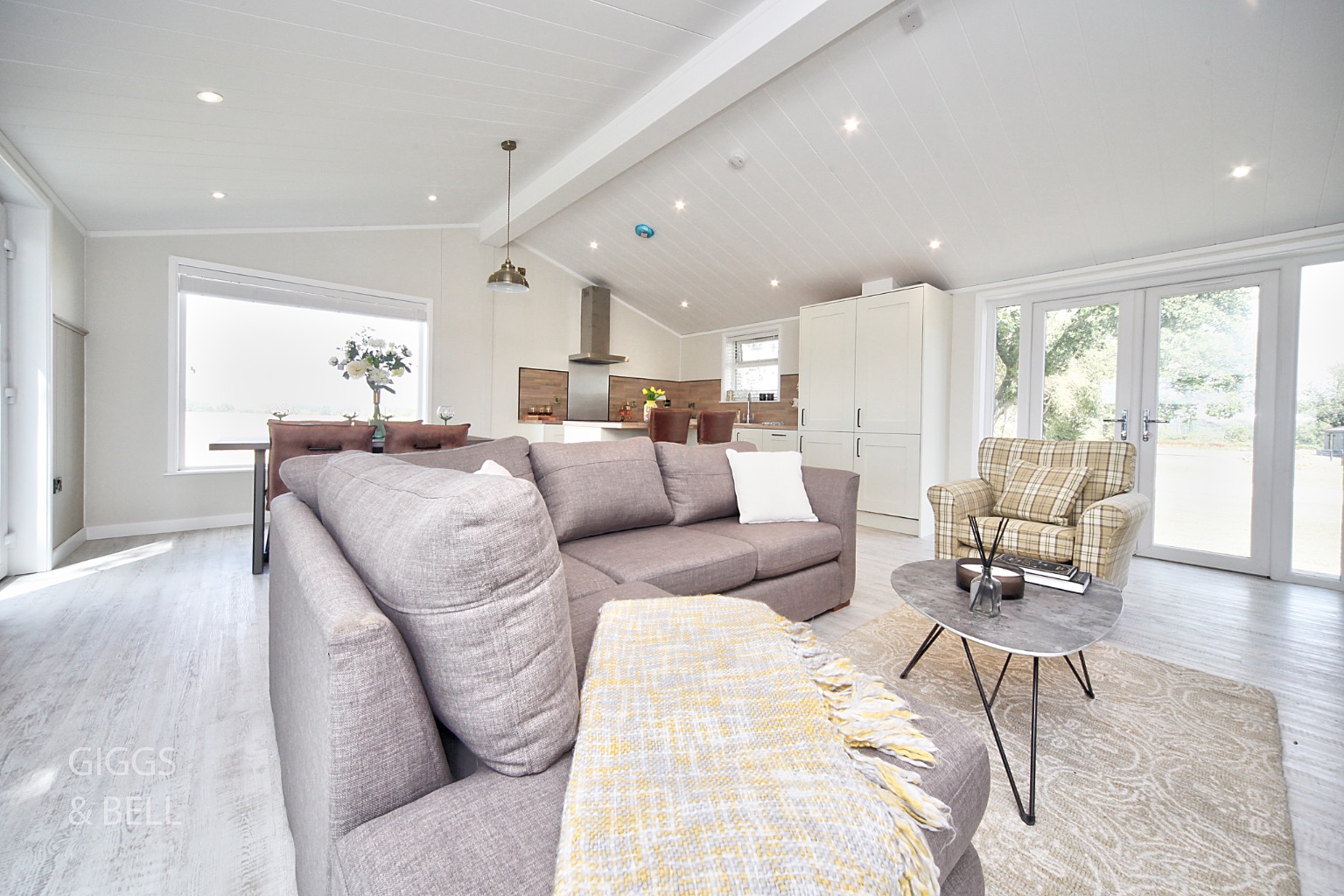 2 bed park home for sale in Little Meadow, Luton 4