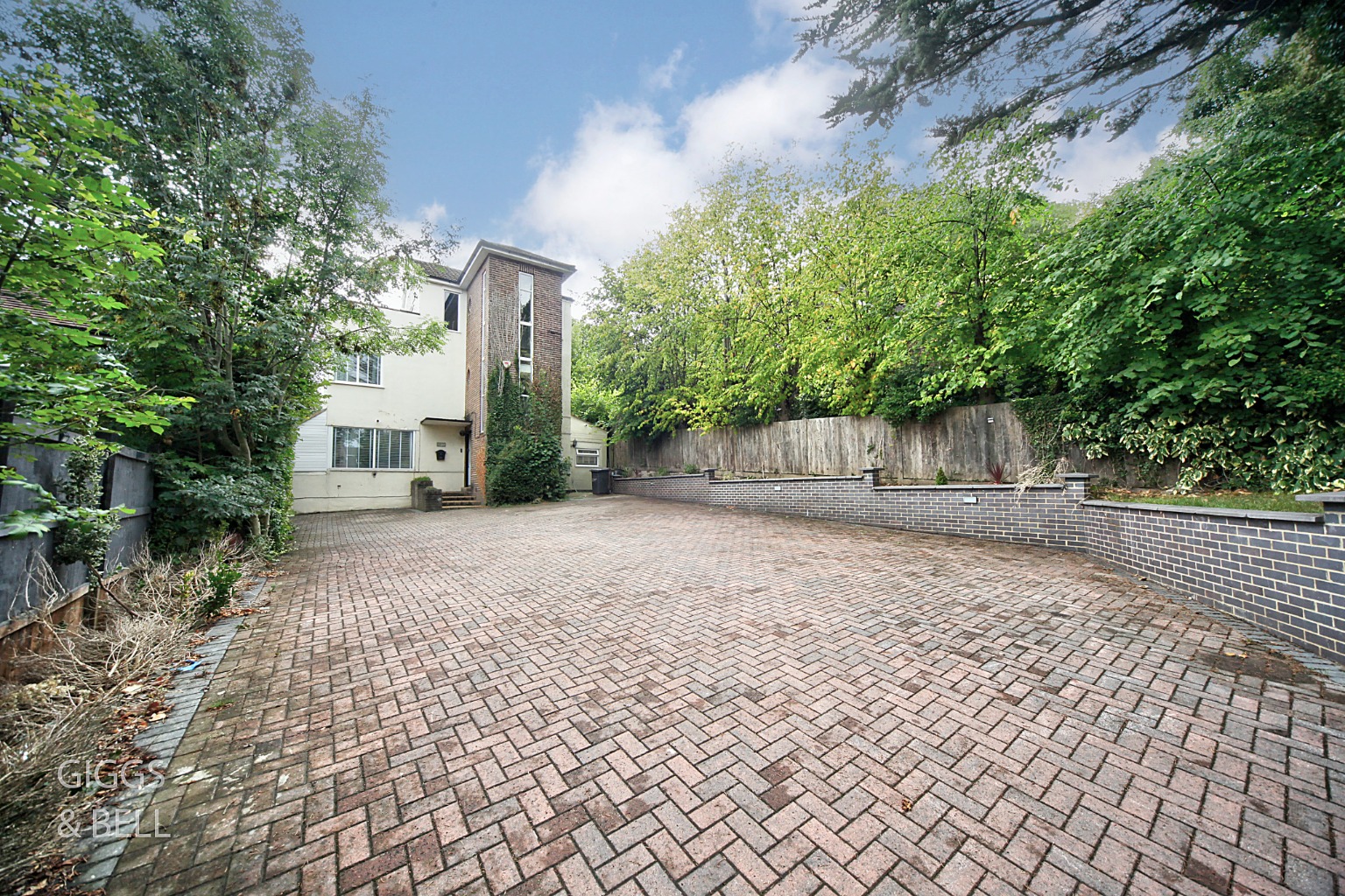 4 bed detached house for sale in Stockingstone Road, Luton - Property Image 1