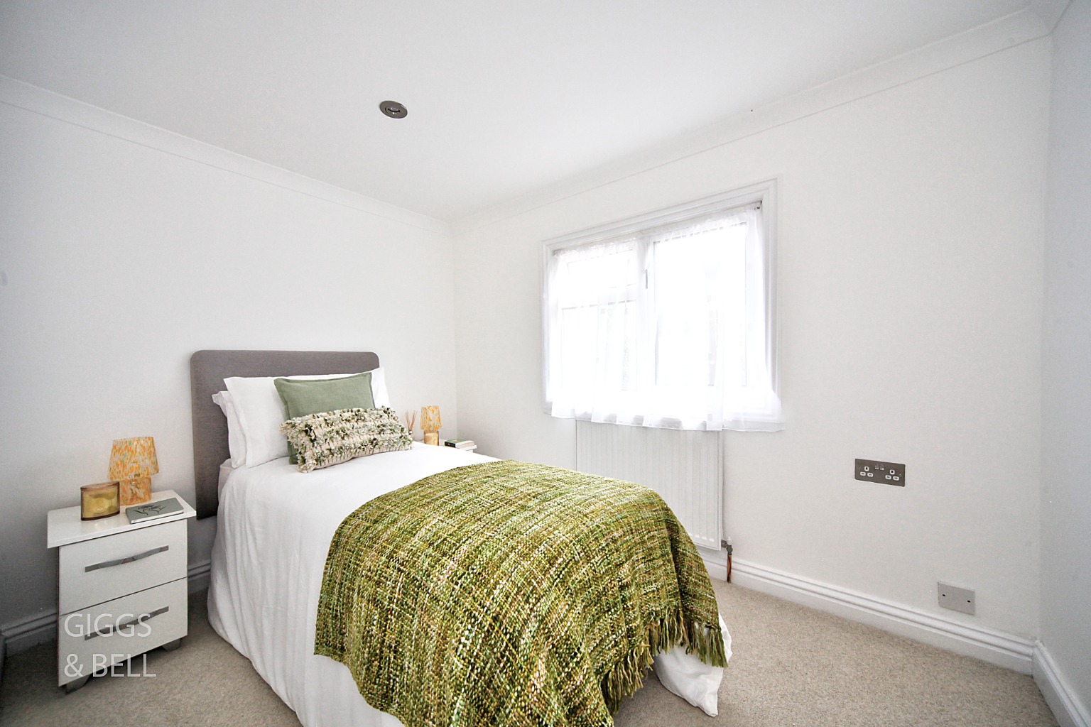 2 bed park home for sale in Pine Walk, Berkhamsted  - Property Image 11