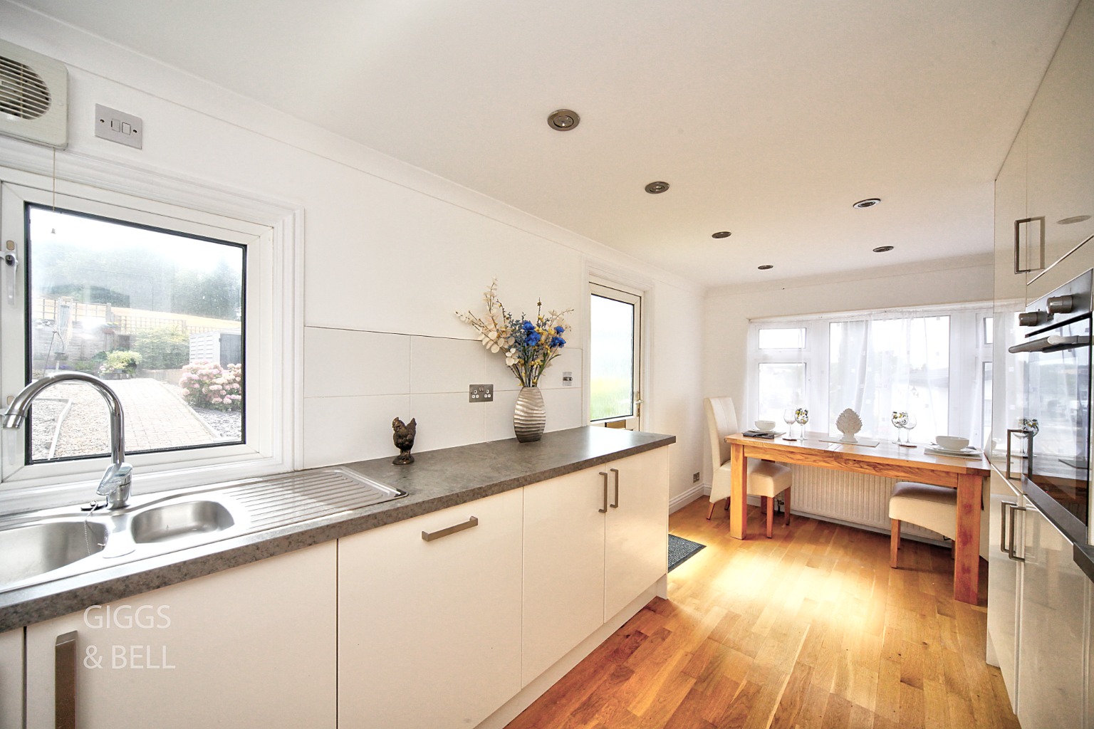 2 bed park home for sale in Pine Walk, Berkhamsted 7