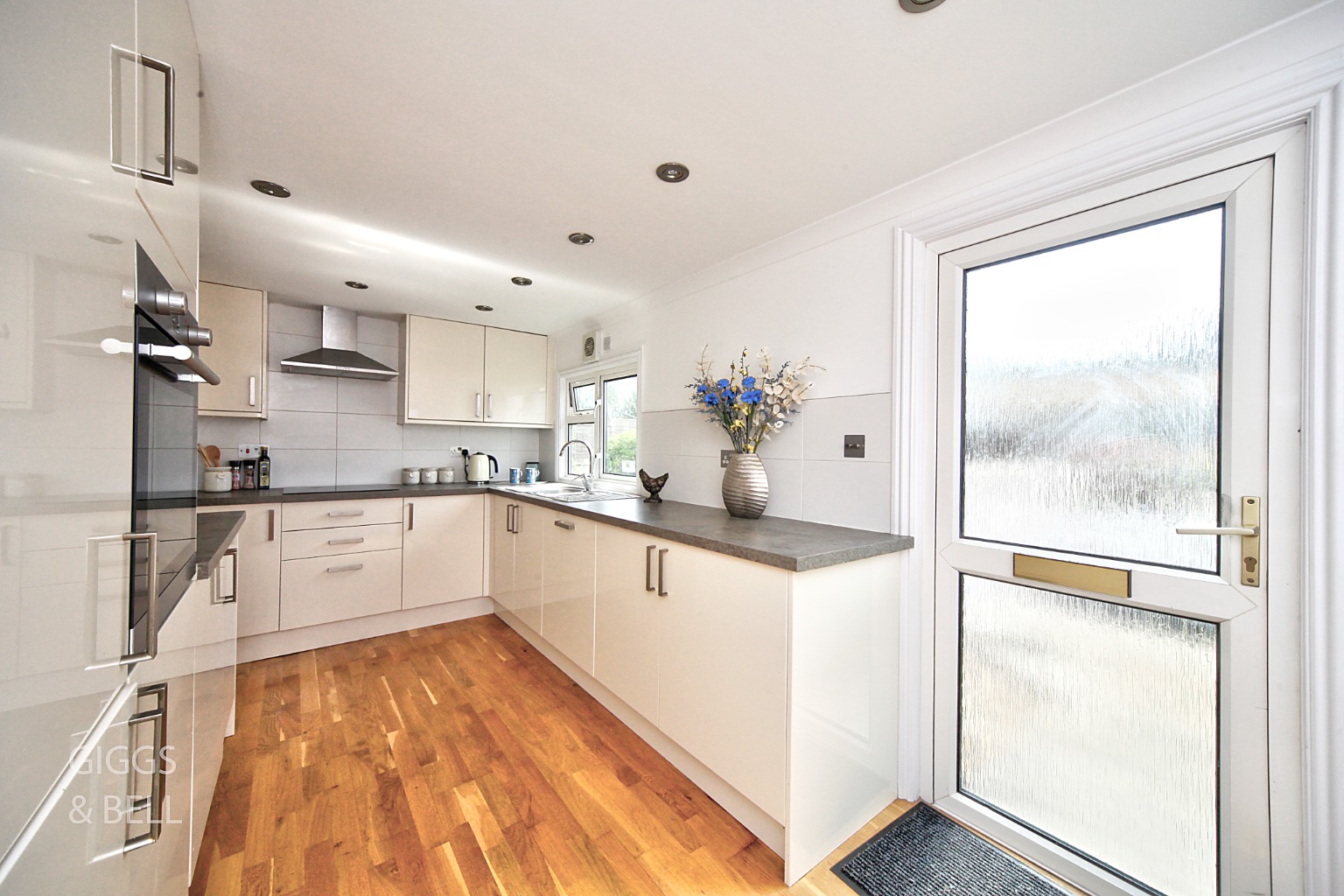 2 bed park home for sale in Pine Walk, Berkhamsted  - Property Image 6