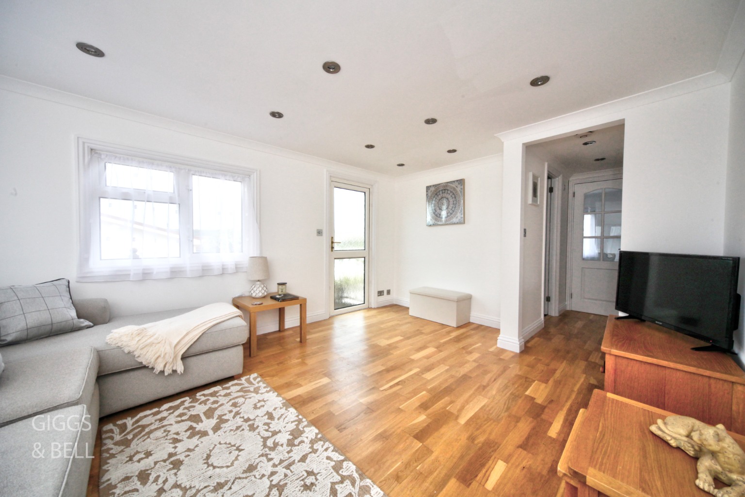 2 bed park home for sale in Pine Walk, Berkhamsted 2