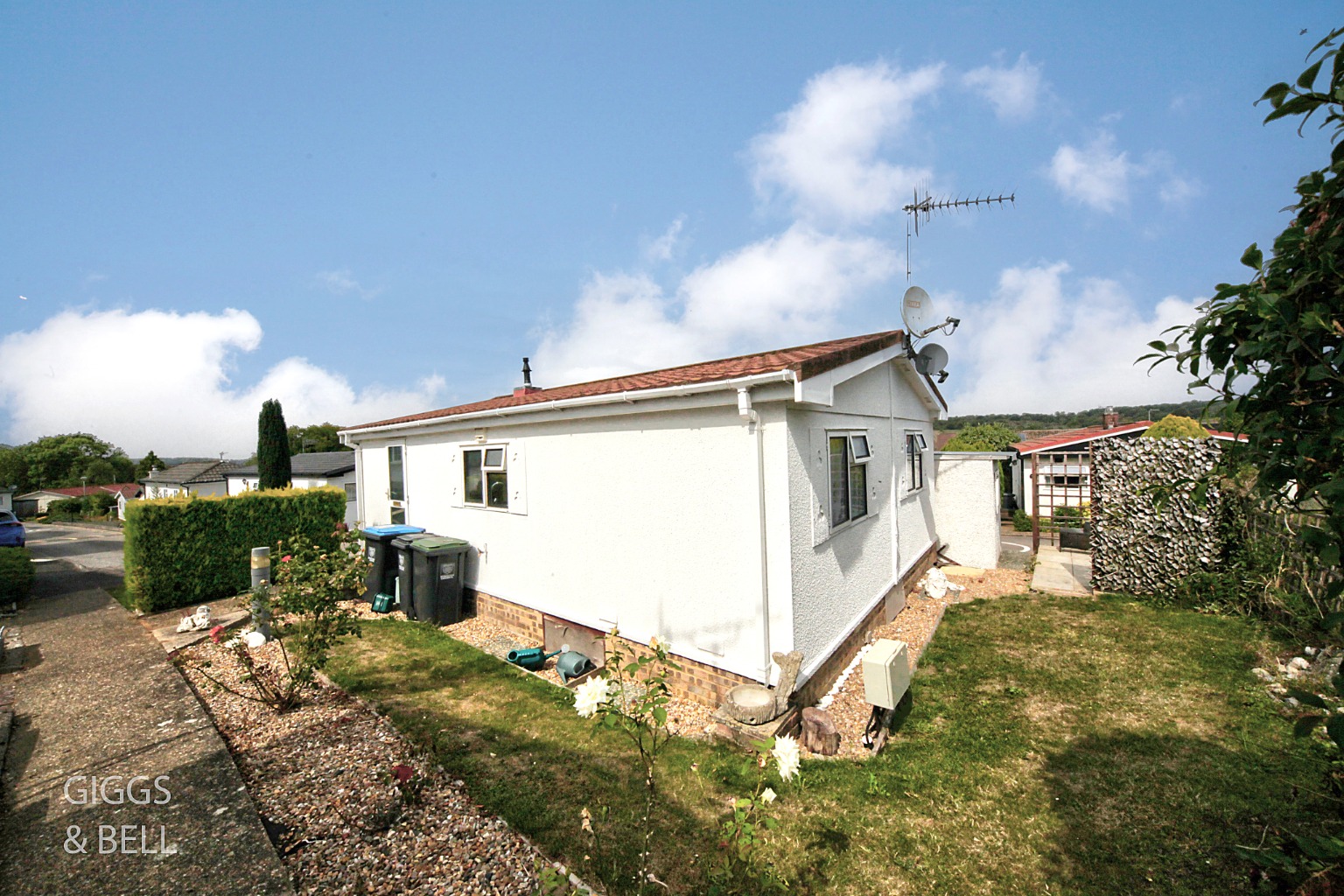 2 bed park home for sale in Pine Walk, Berkhamsted 1